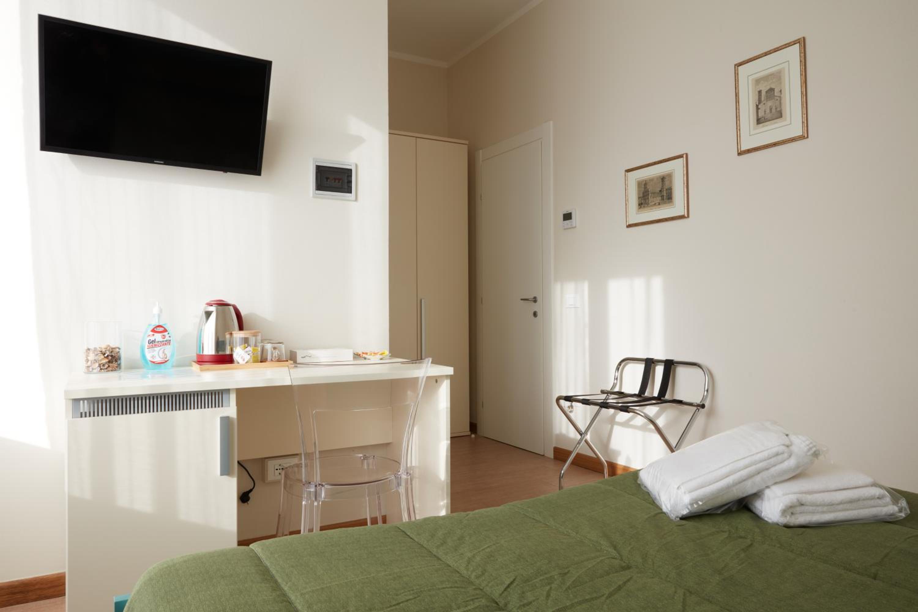 Double Room with Balcony - Photo 7
