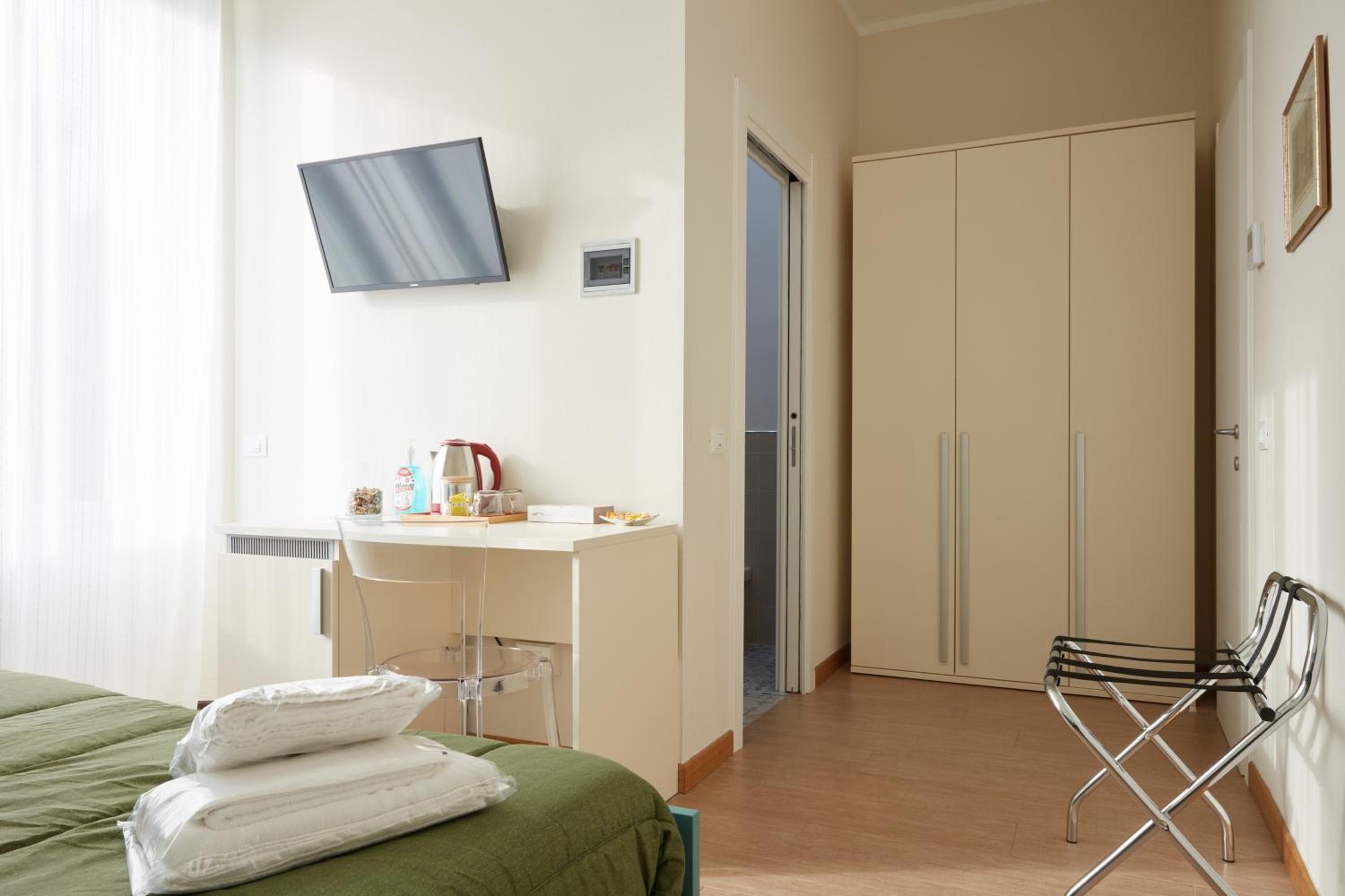 Double Room with Balcony - Photo 4