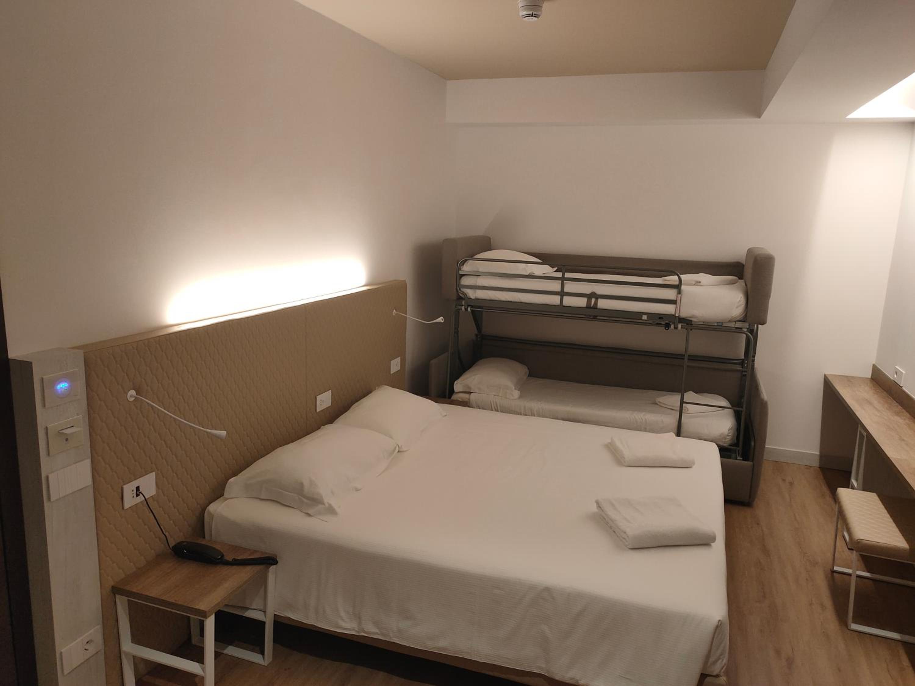 Deluxe Double or Twin Room - Photo 12