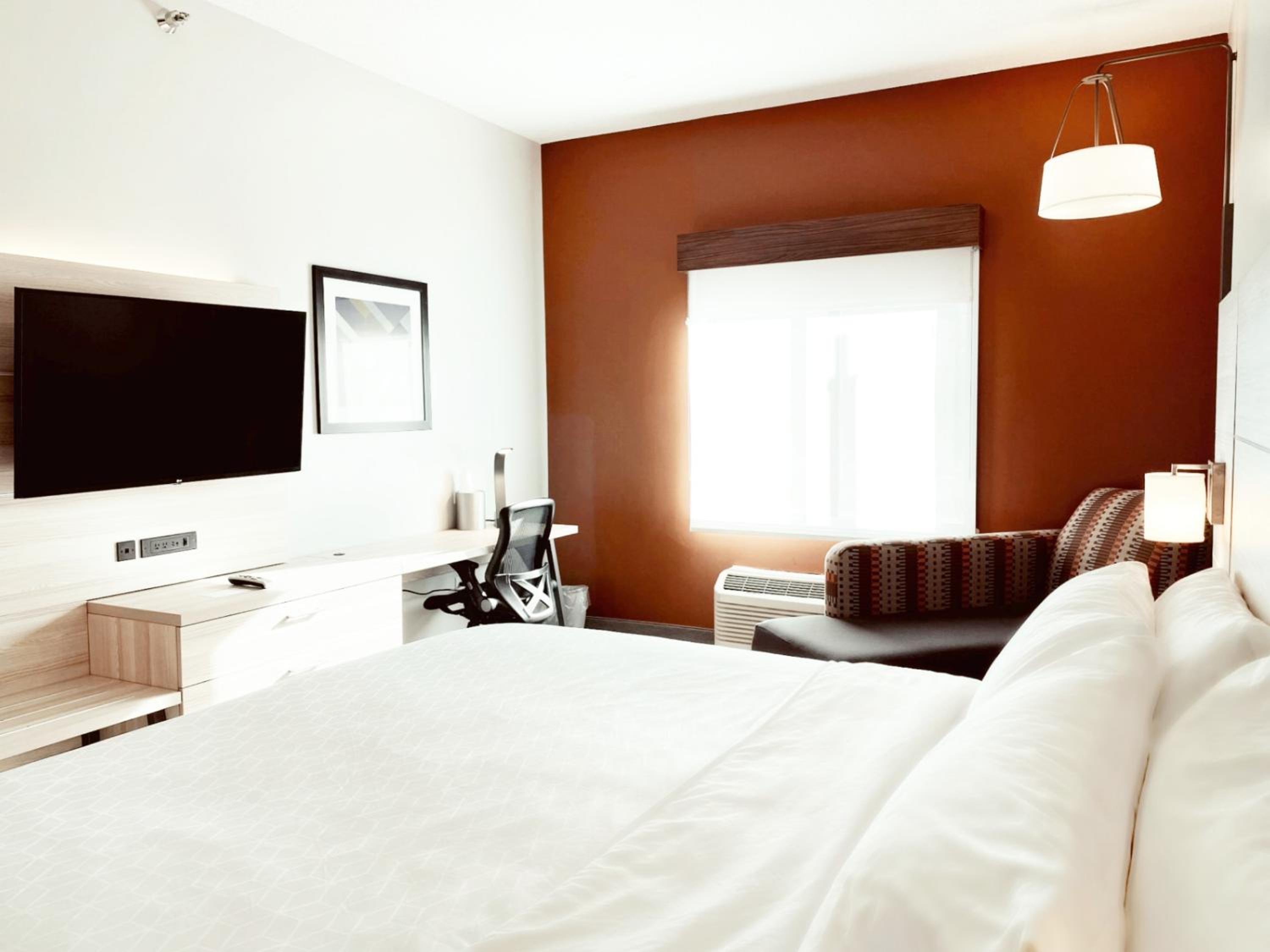 Standard King Room - Photo 14
