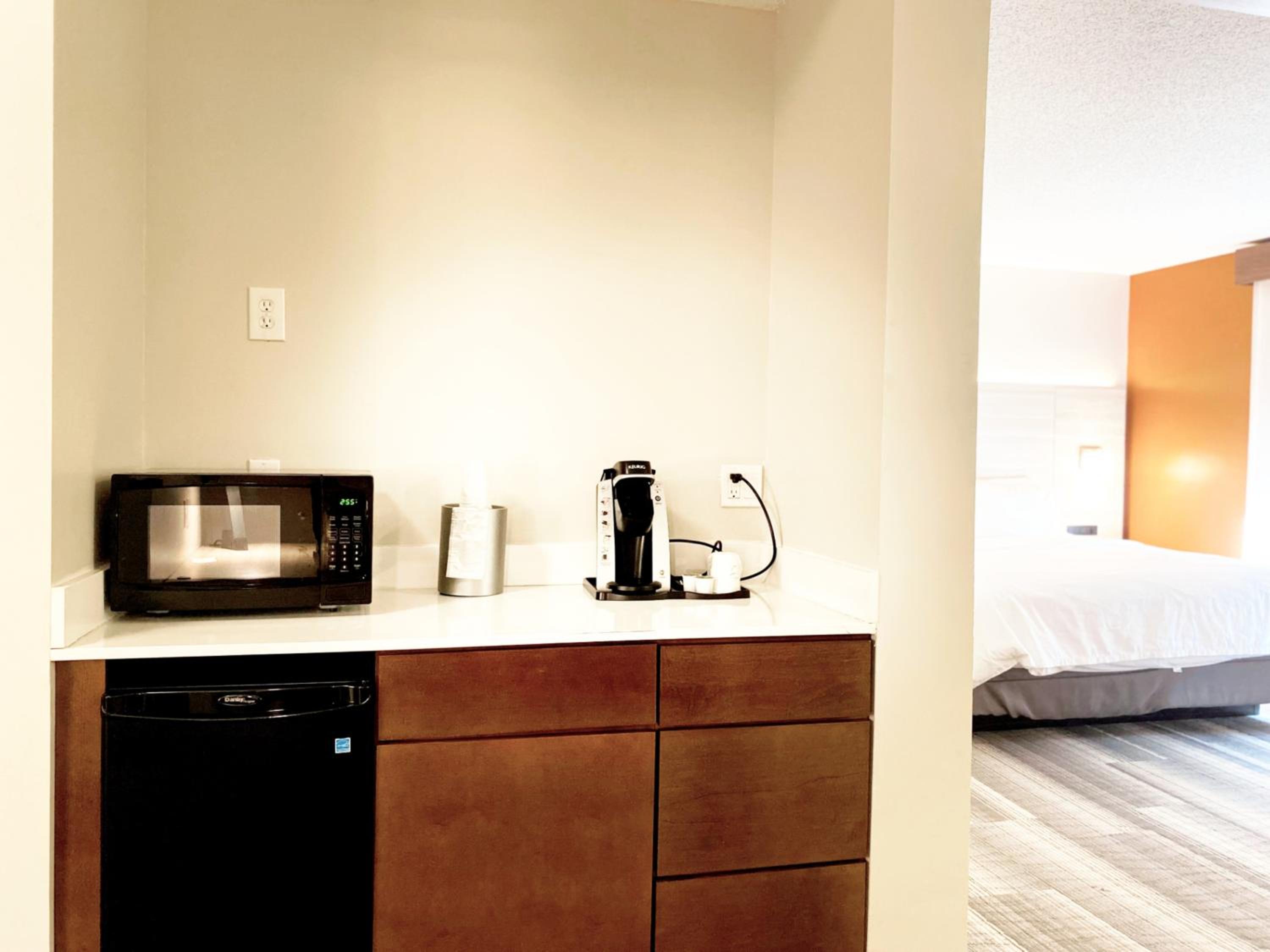 Deluxe Suite - Hearing Accessible - Non-Smoking photo 2
