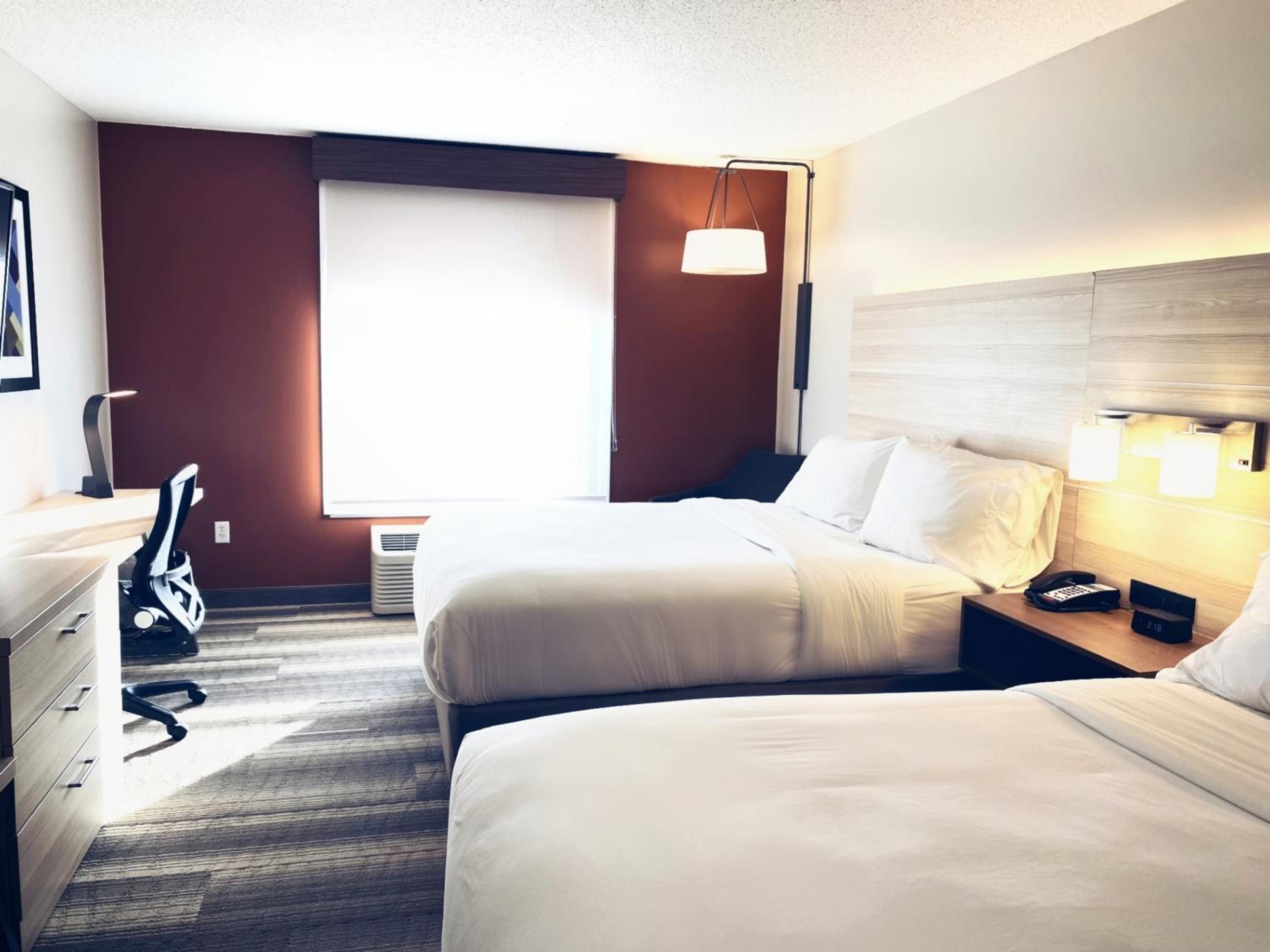 Standard Queen Room with Two Queen Beds - Photo 7