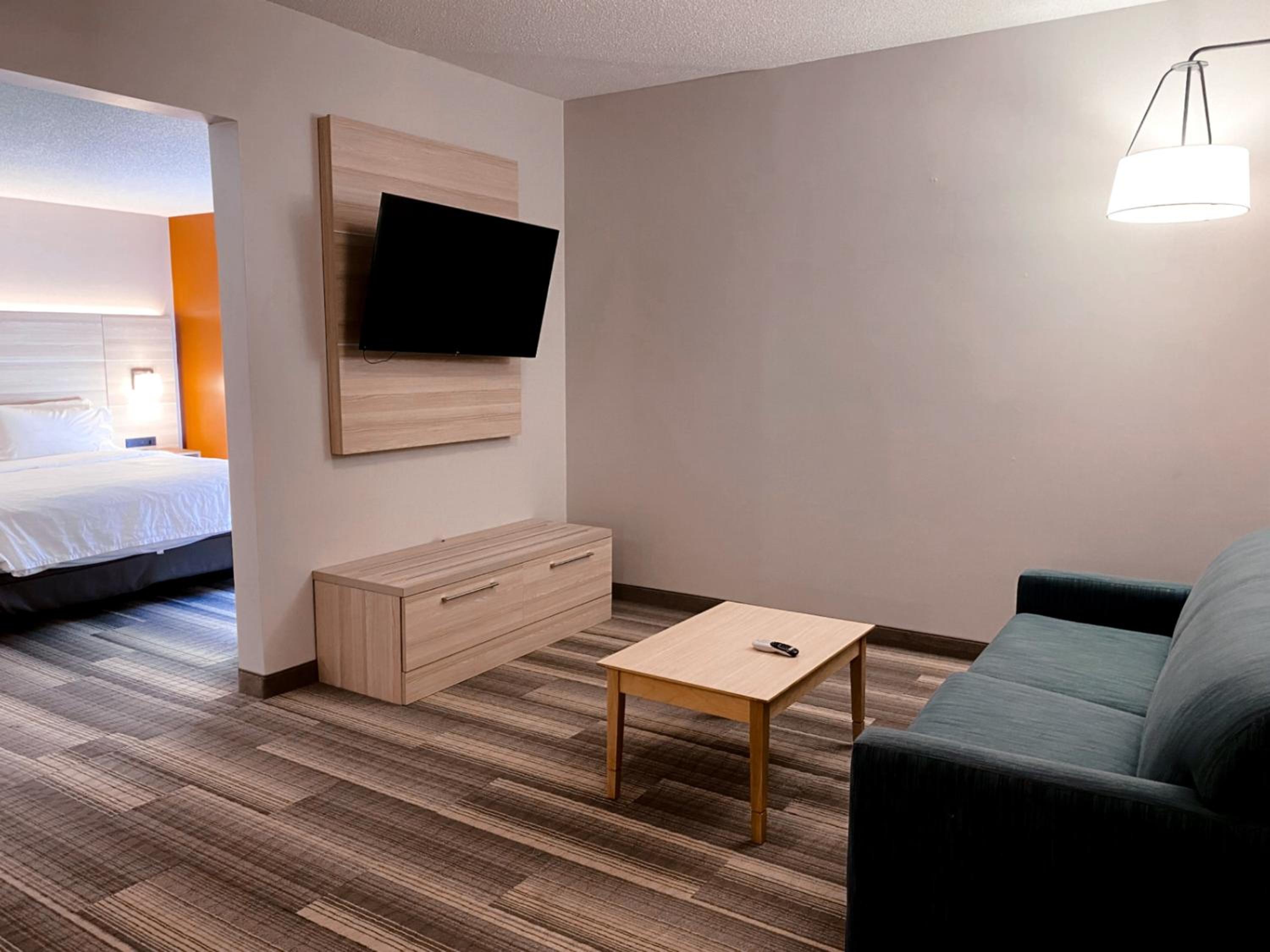 King Suite with Jetted Tub - Photo 2