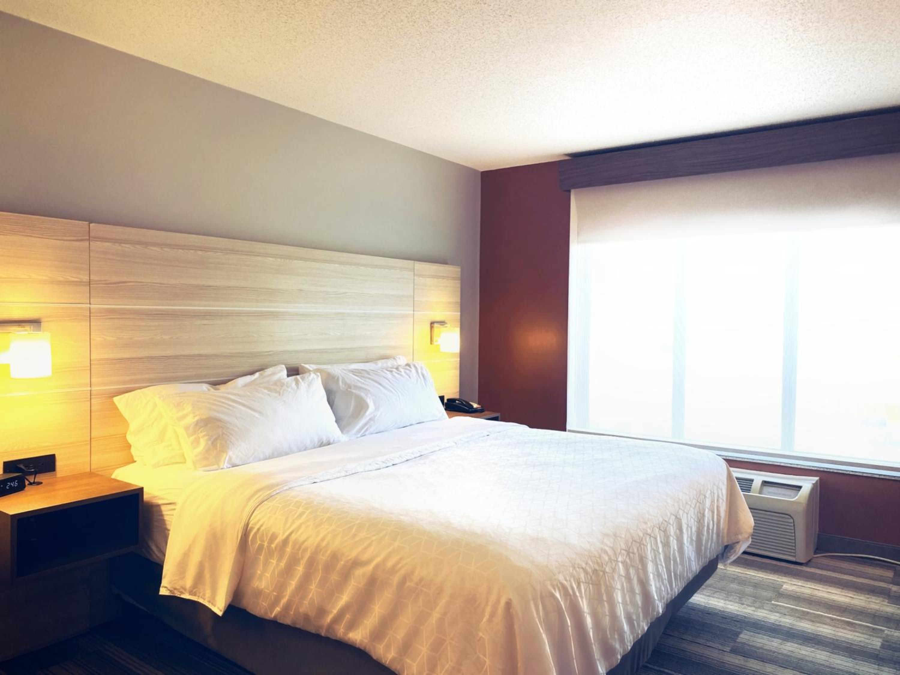 Standard King Room - Photo 15