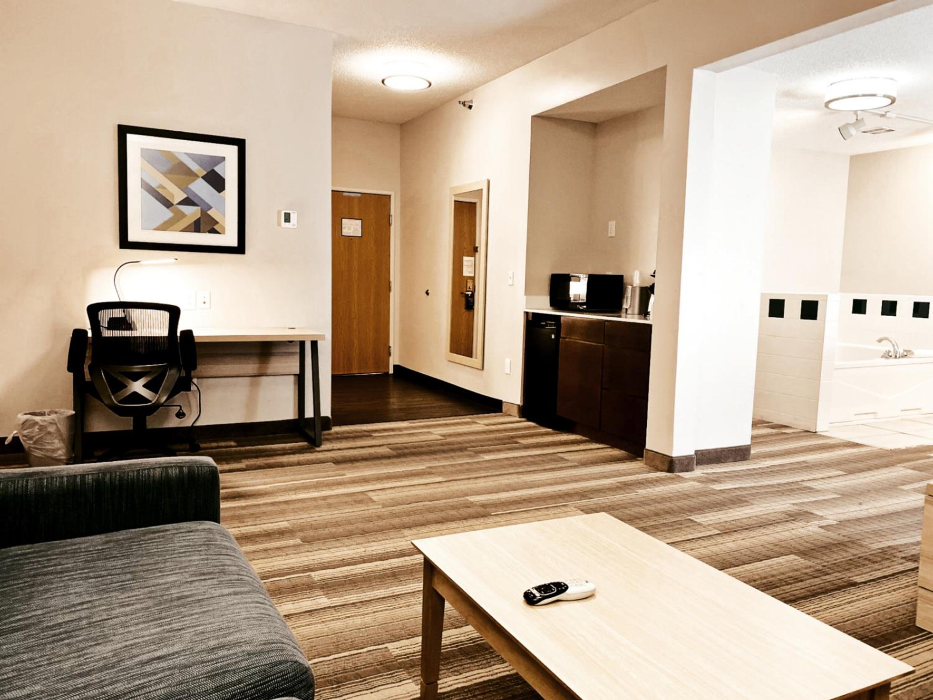 King Suite with Jetted Tub - Photo 3