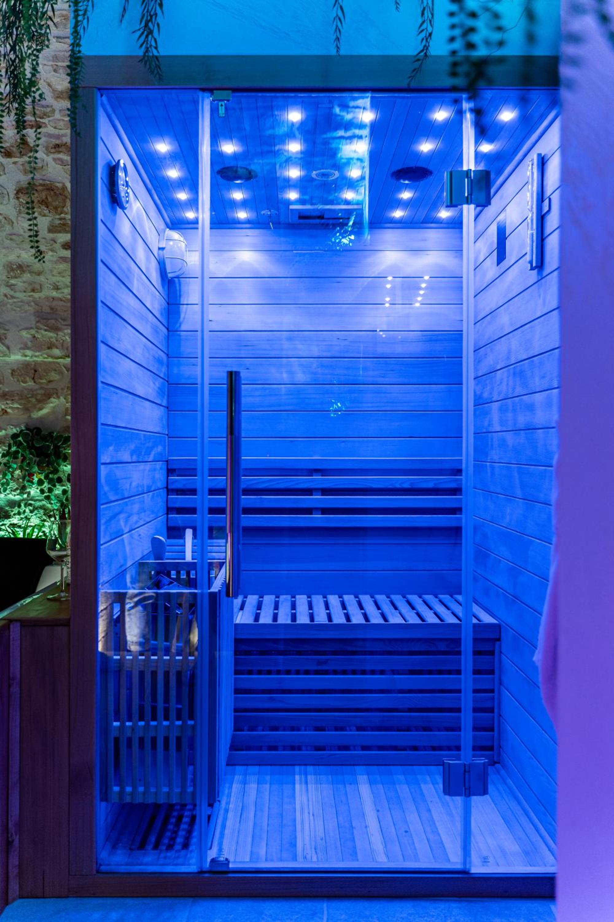 Double Room with Spa Bath photo 2