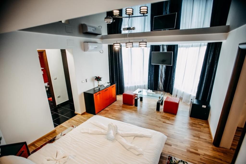 Two-Bedroom Apartment - Photo 2
