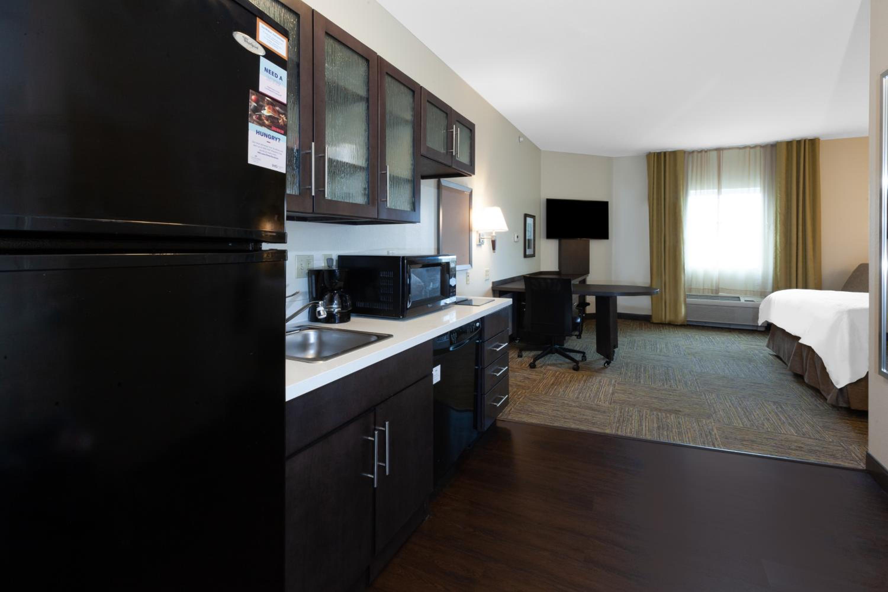 Studio King Suite with Accessible Roll-In Shower - Non-Smoking - Photo 3