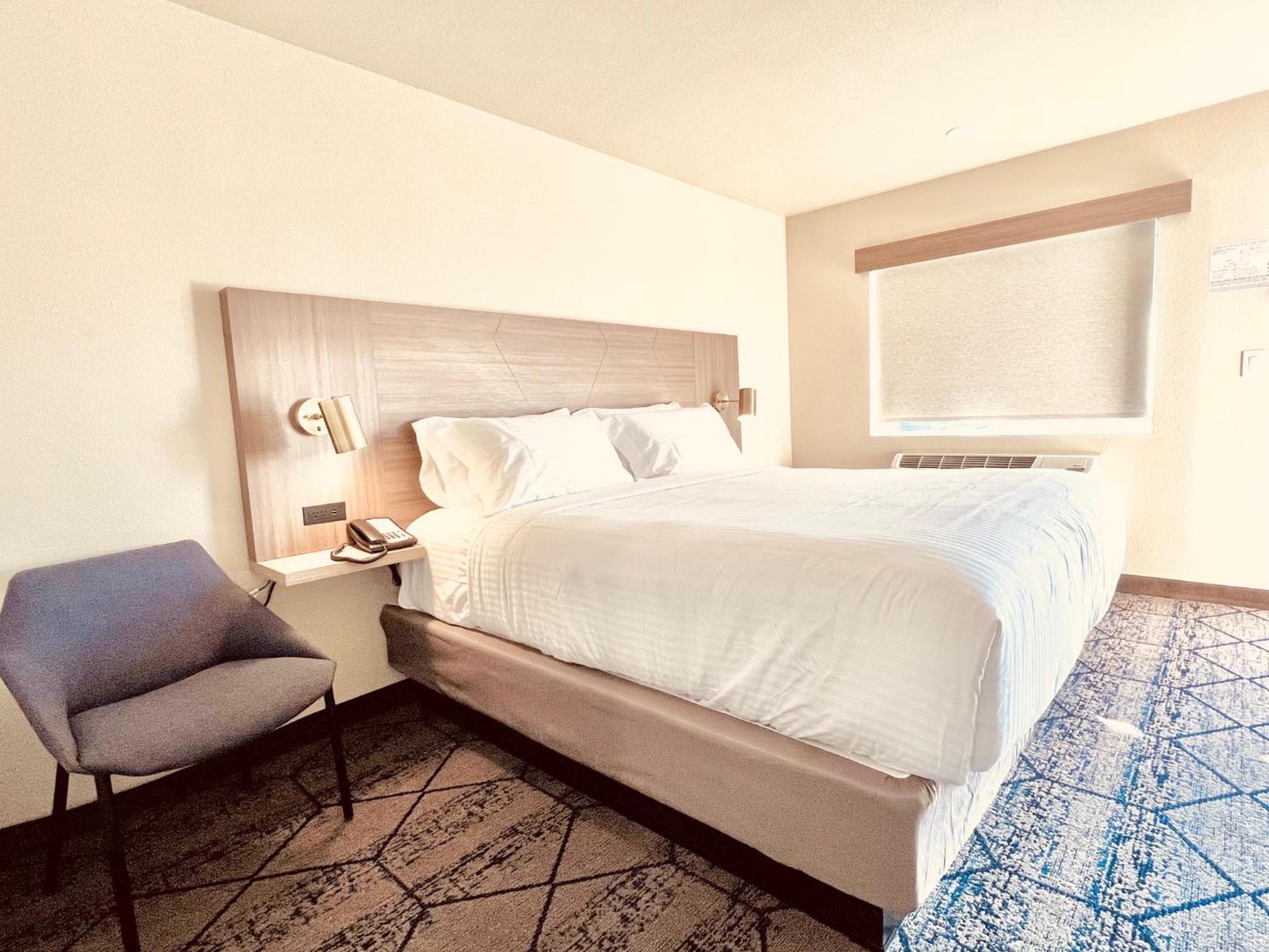 Deluxe King Room - Non-Smoking photo 3