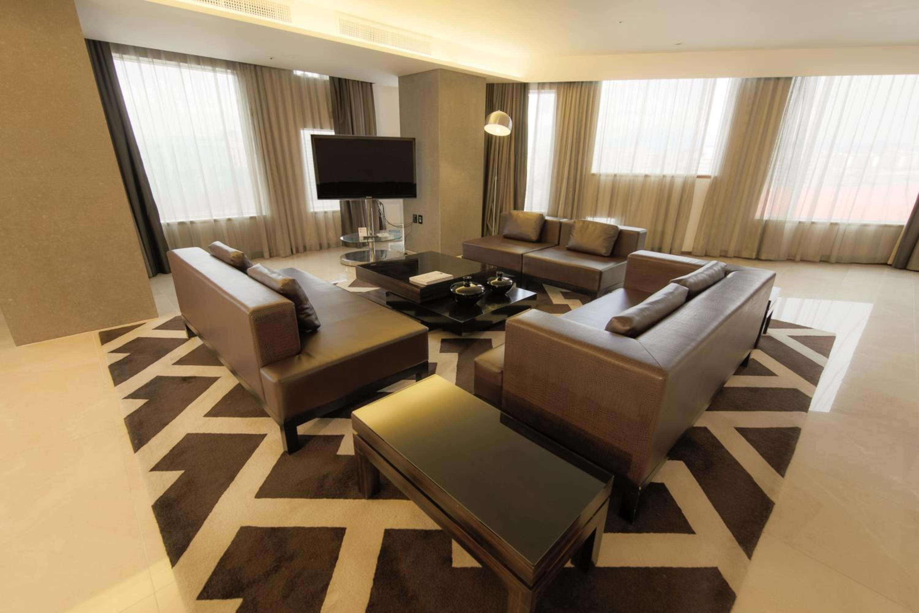 One-Bedroom King Suite - Top Floor photo 2
