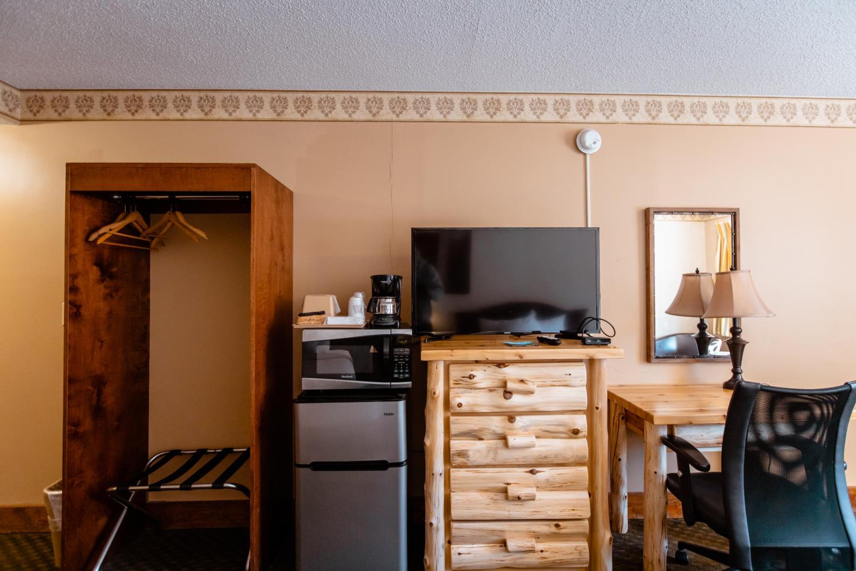 Deluxe Queen Room with Two Queen Beds photo 1