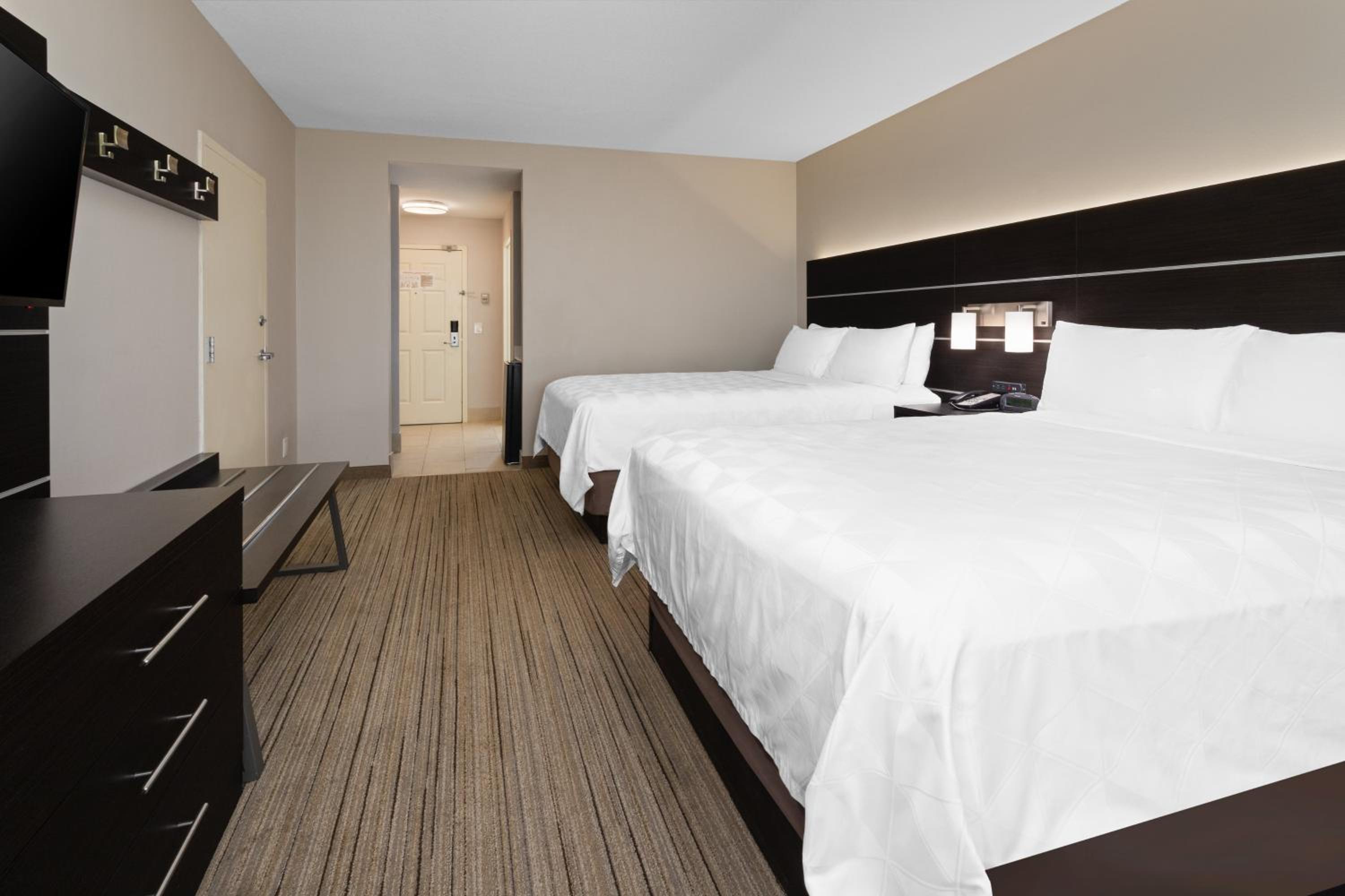 Standard Room with Two Queen Beds - Photo 2