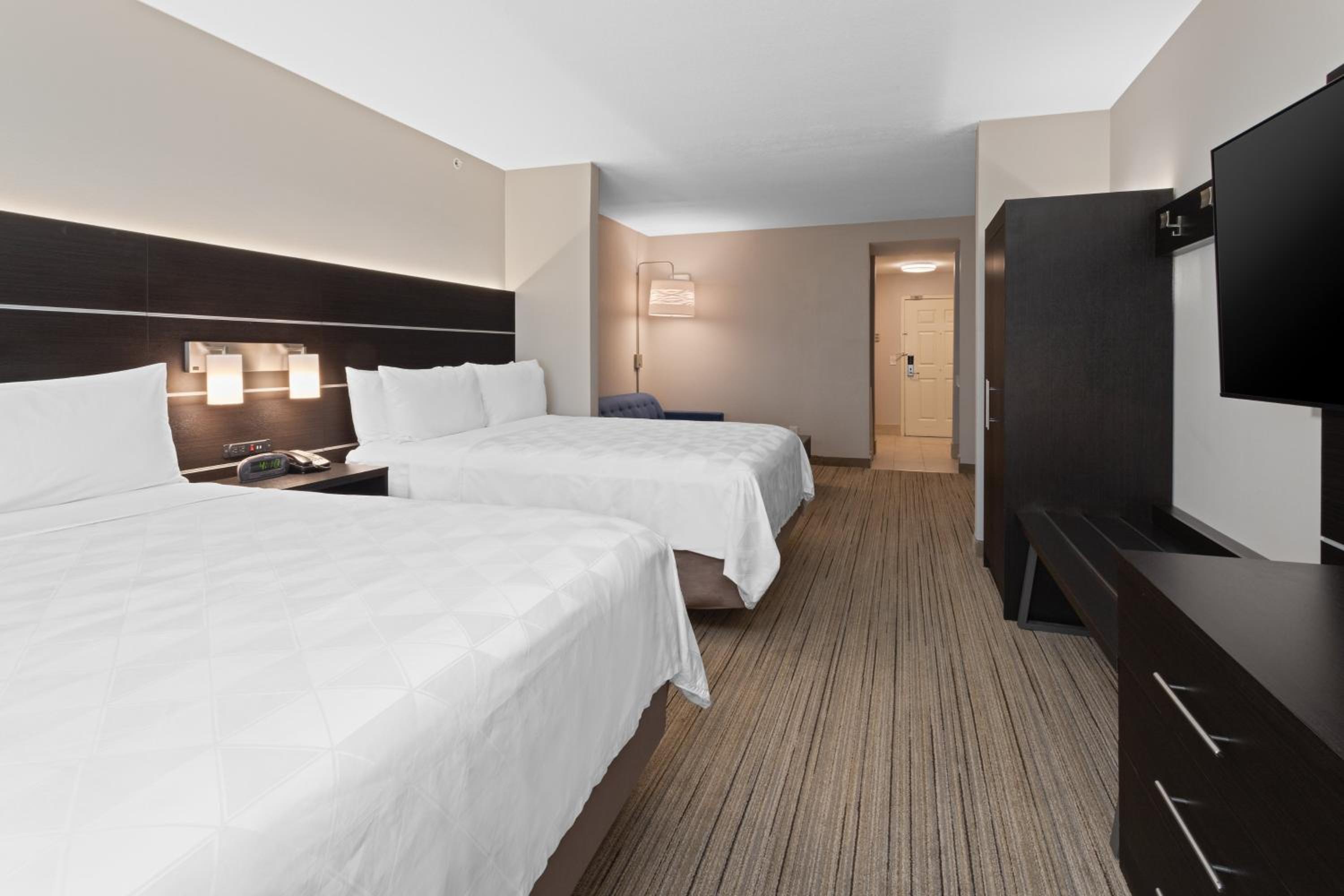 Queen Suite with Mobility Accessible Tub - Photo 1