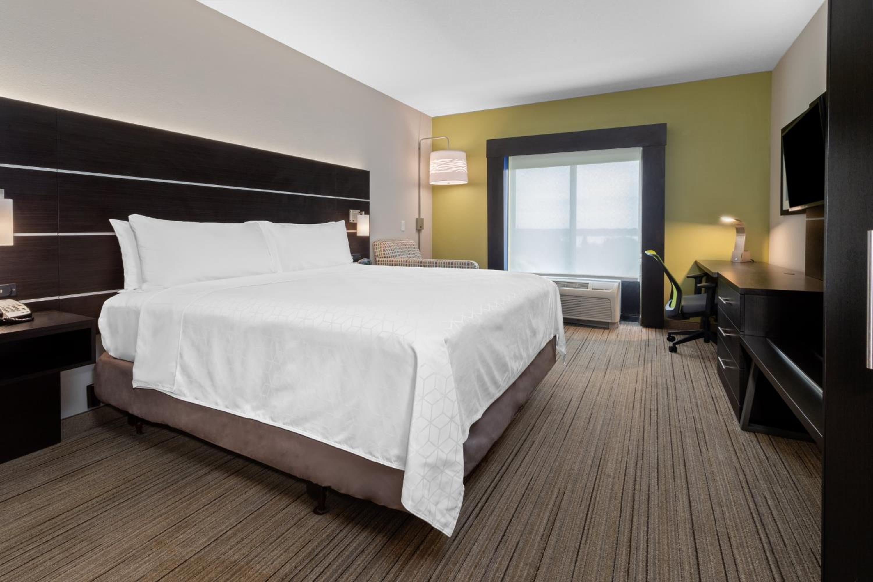 Standard King Room with Mobility Accessible Tub - Photo 1