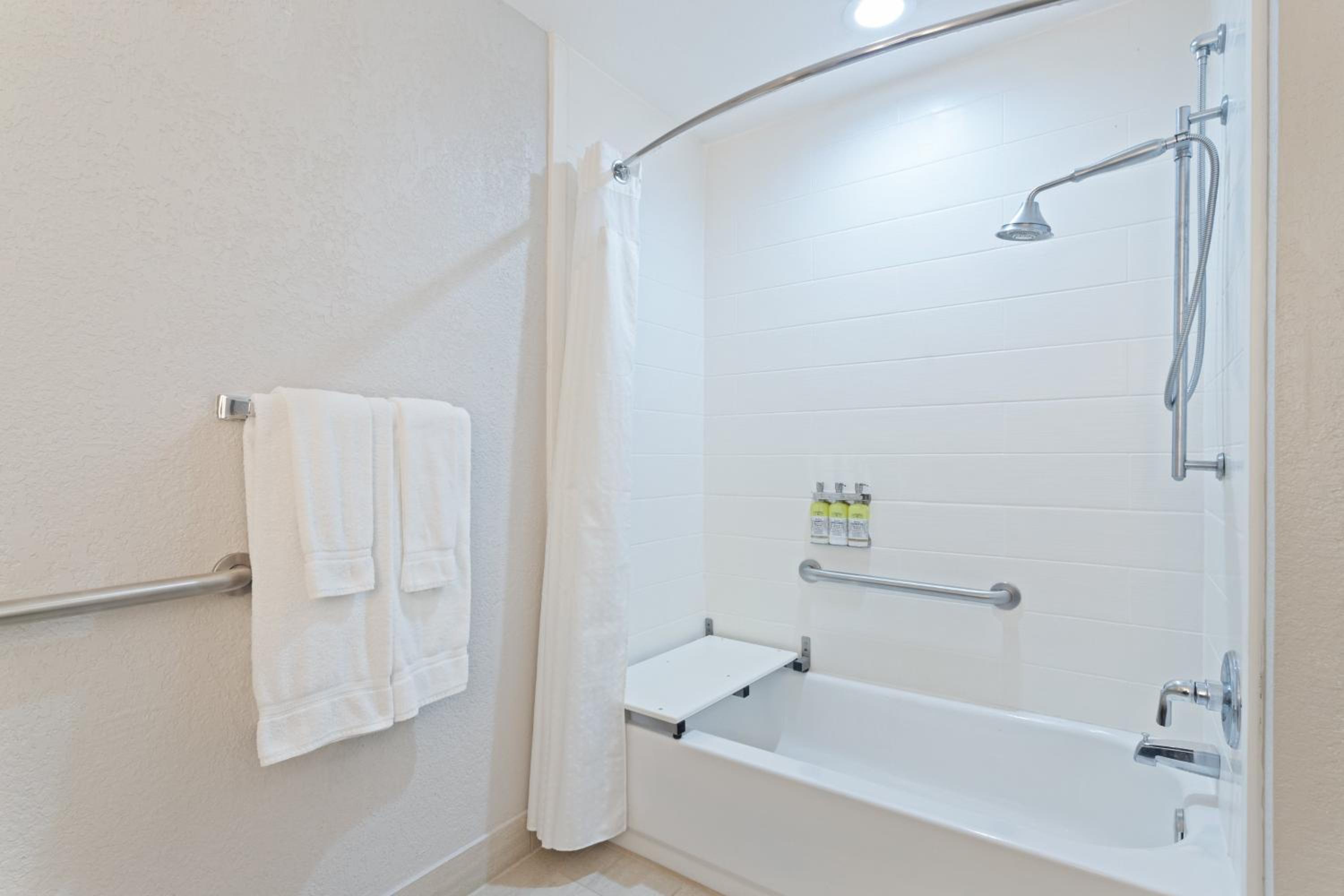 Standard King Room with Mobility Accessible Tub - Photo 4