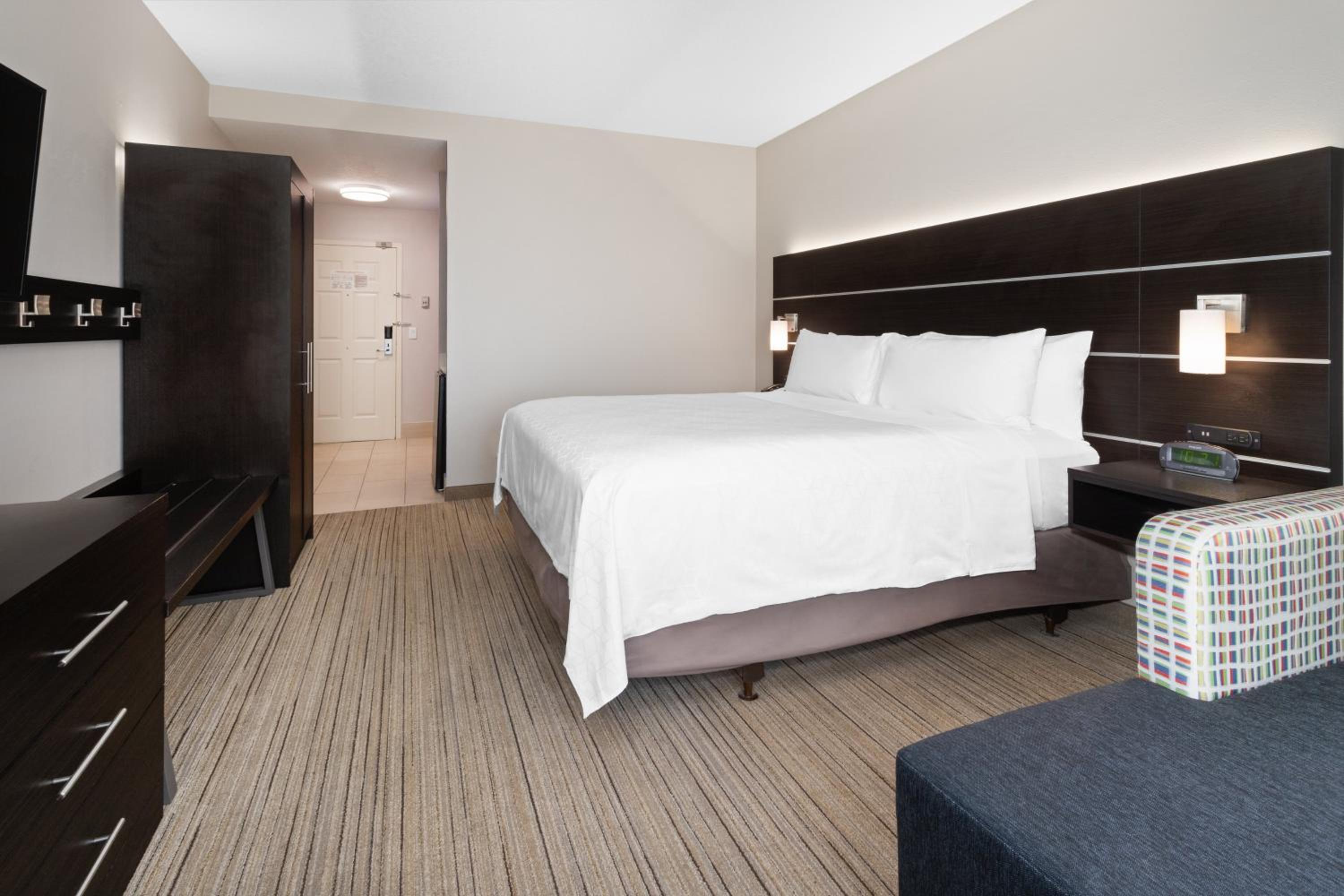 Standard King Room with Mobility Accessible Tub - Photo 2