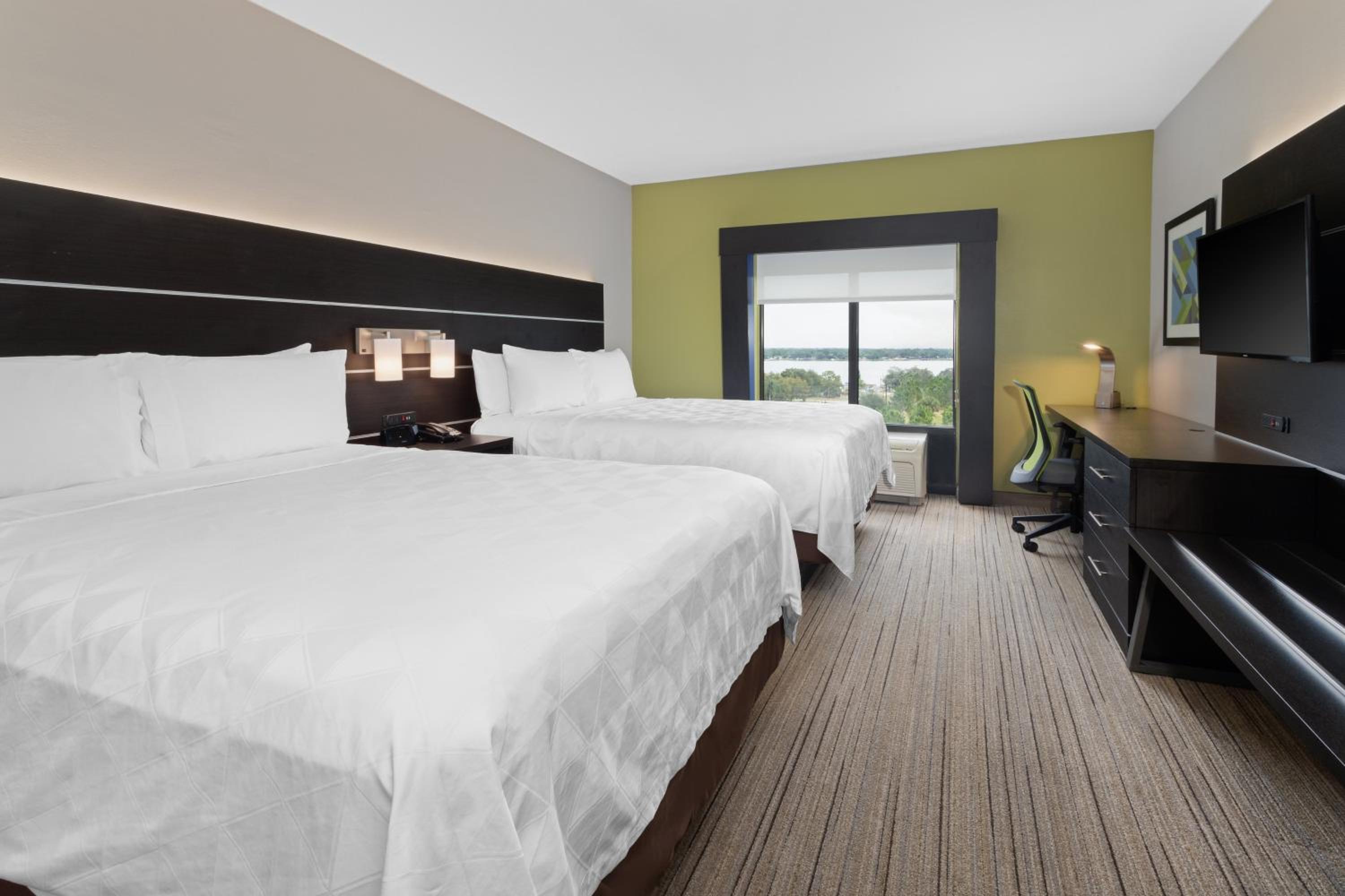 Standard Queen Room with Two Queen Beds and Mobility Accessible Tub - Photo 2