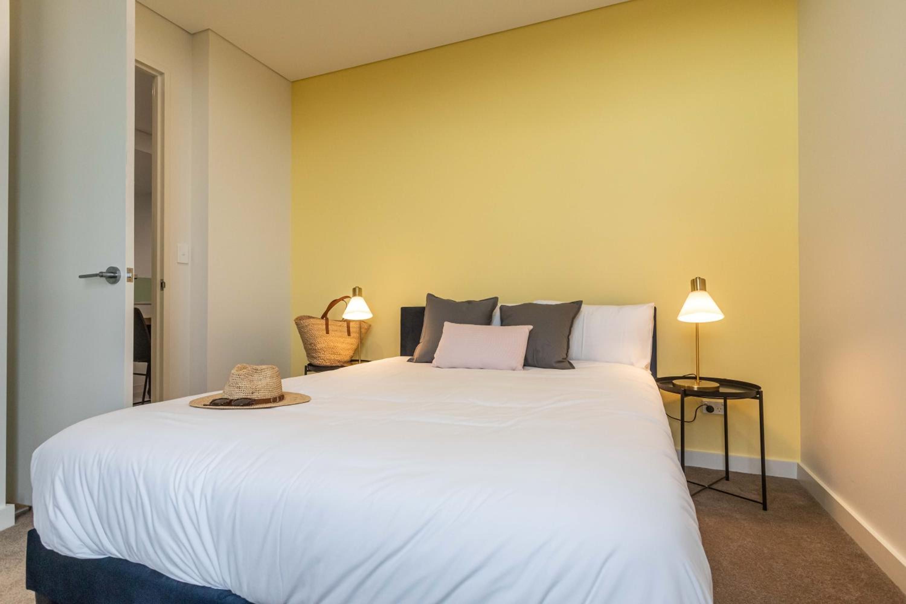 Superior Three-Bedroom Apartment - Photo 20