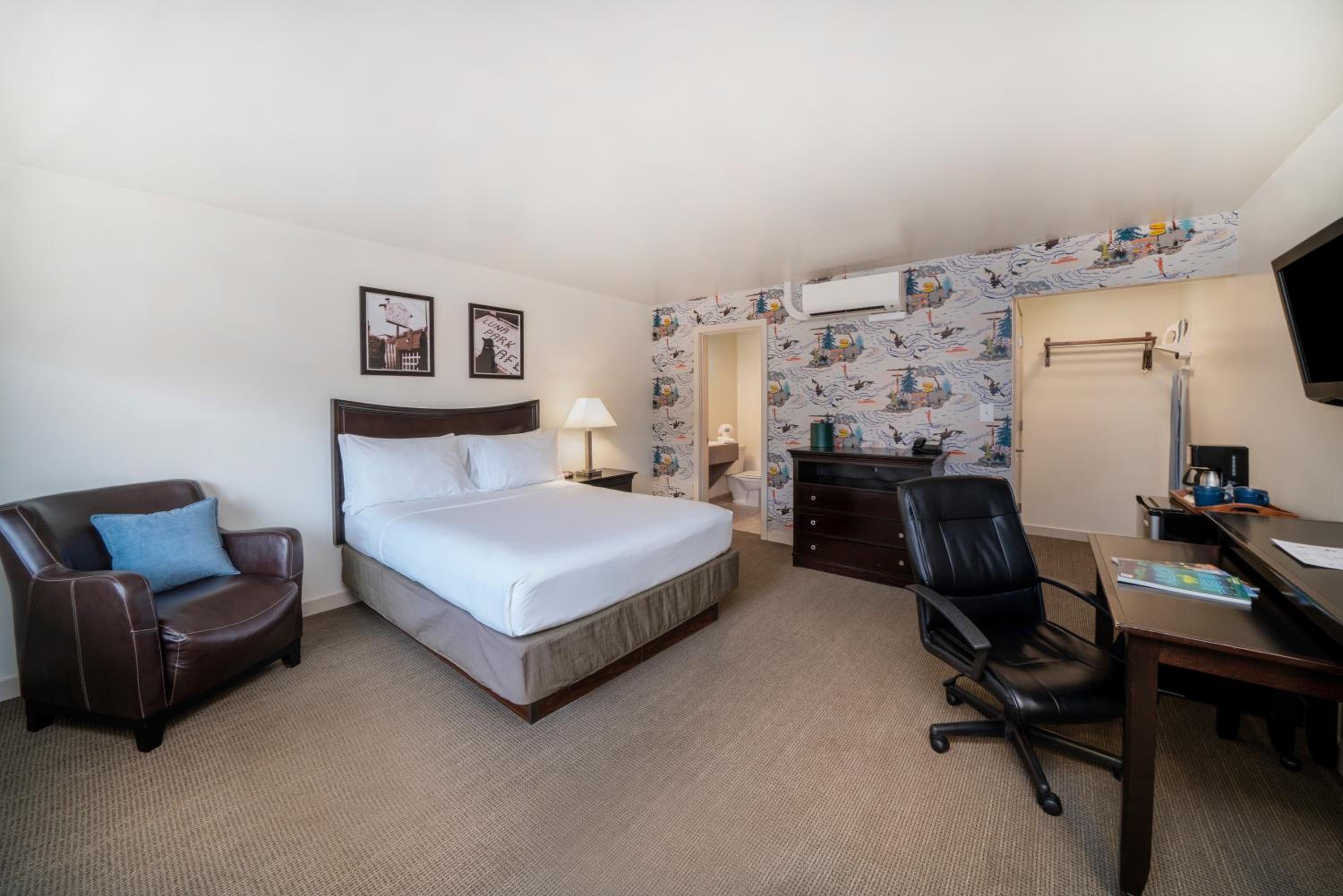 Queen Room photo 1