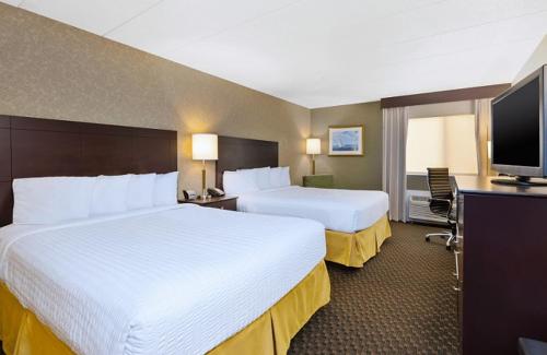 Business Queen Room with Two Queen Beds - Non-Smoking photo 1