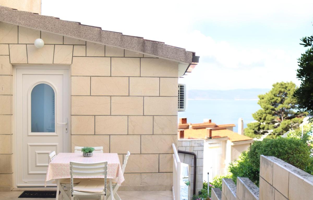 Two-Bedroom Apartment with Balcony and Sea View