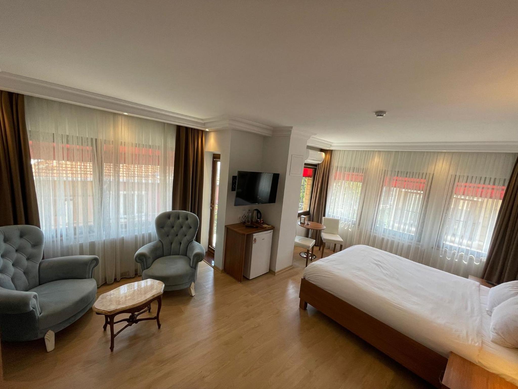 Double or Twin Room with Partial Sea View photo 2