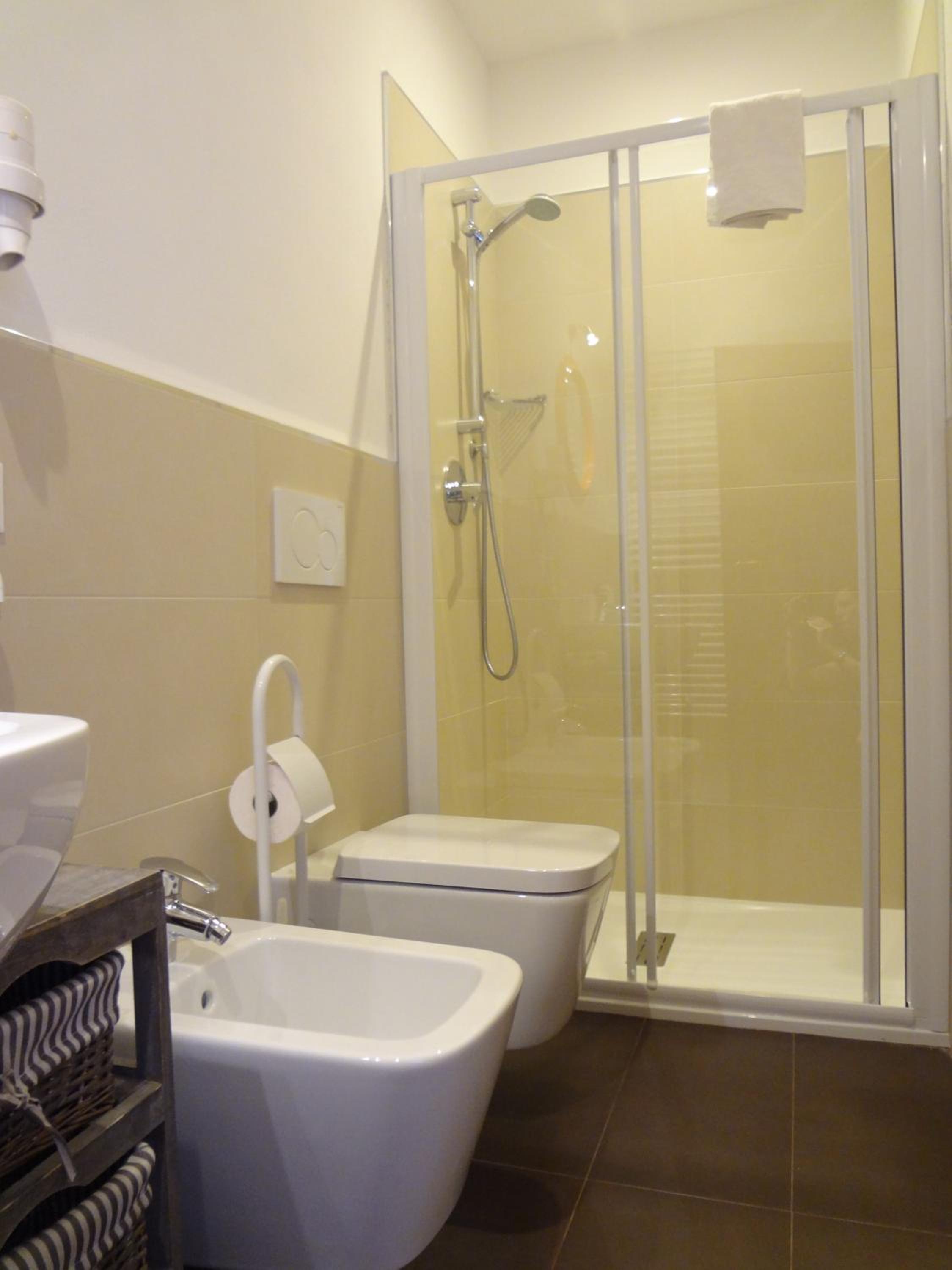 Double or Twin Room with Balcony - Photo 7