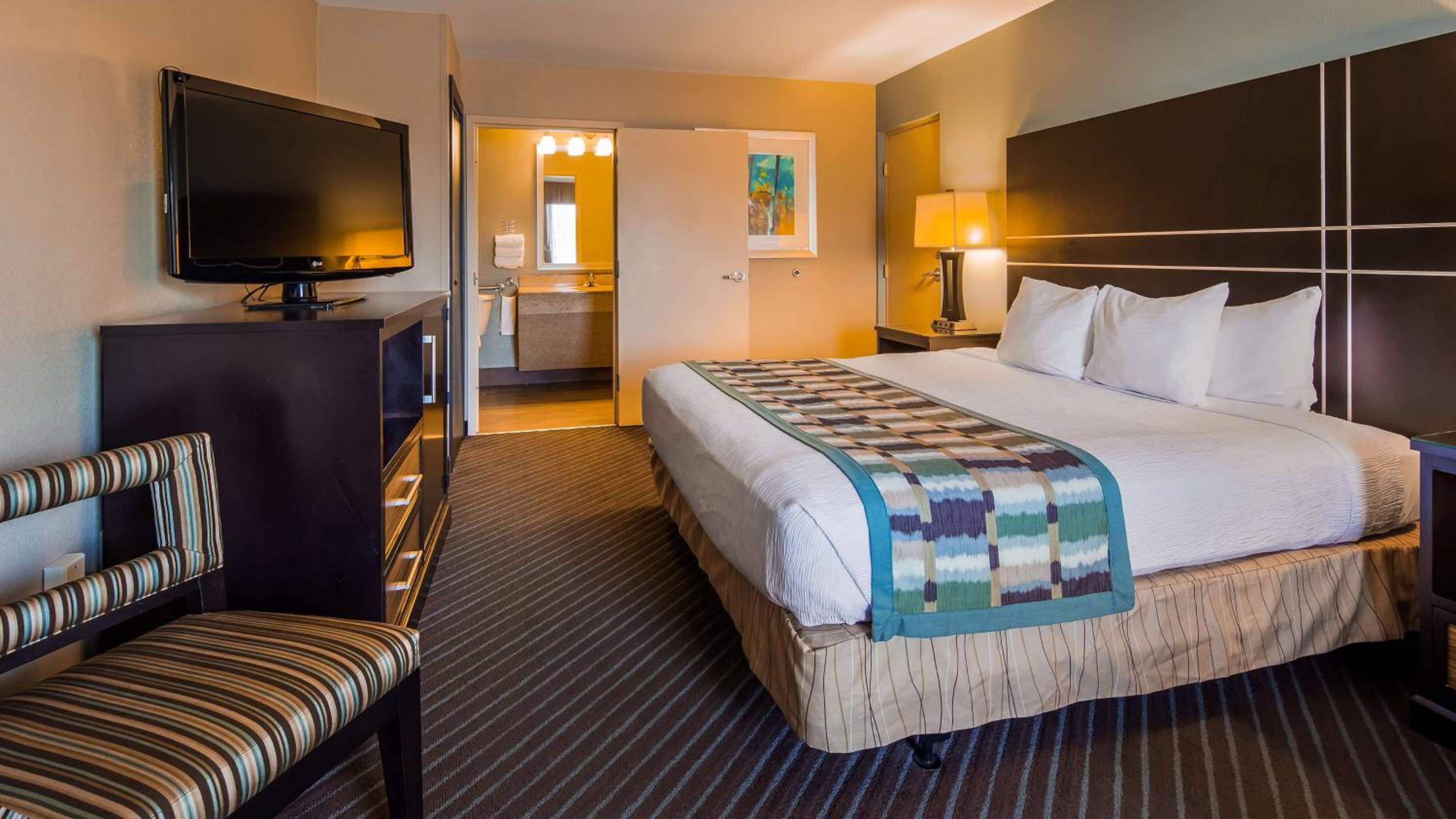King Room with Roll-In Shower - Mobility Access photo 1
