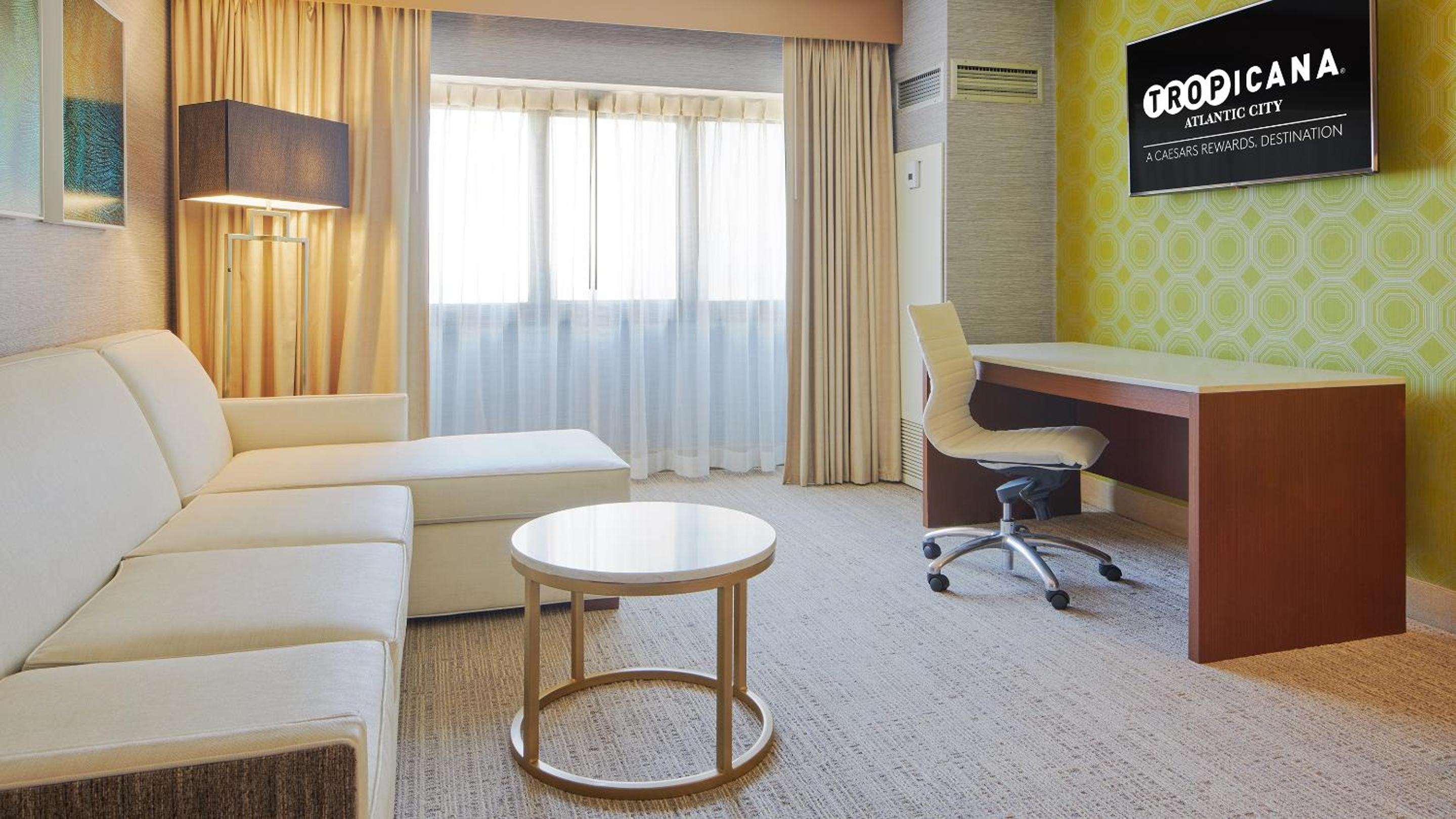 SOUTH JUNIOR SUITE 1 KING NON-SMOKING - Photo 3