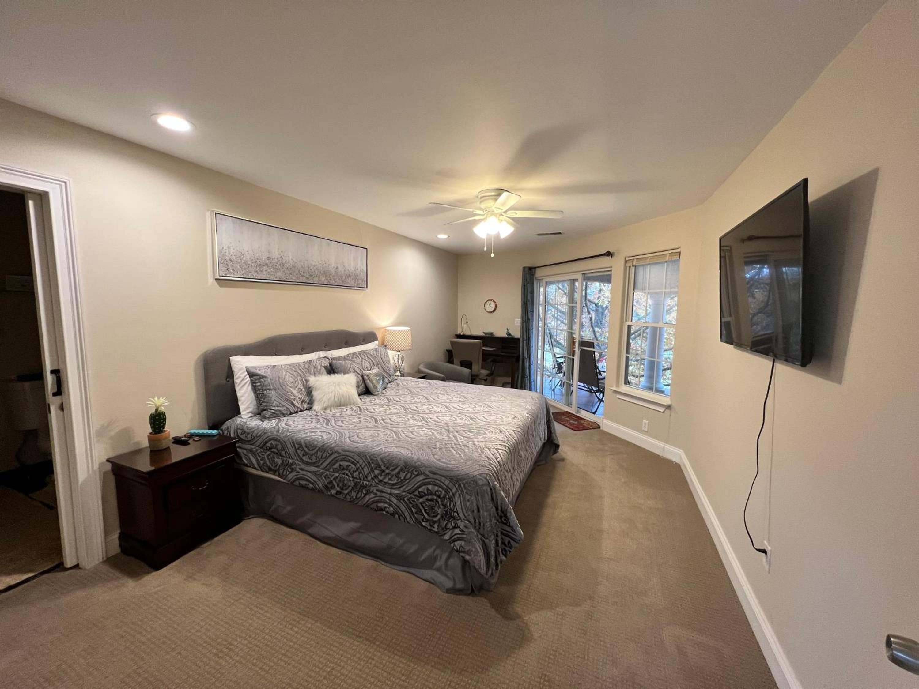 King Room with Balcony - Photo 1
