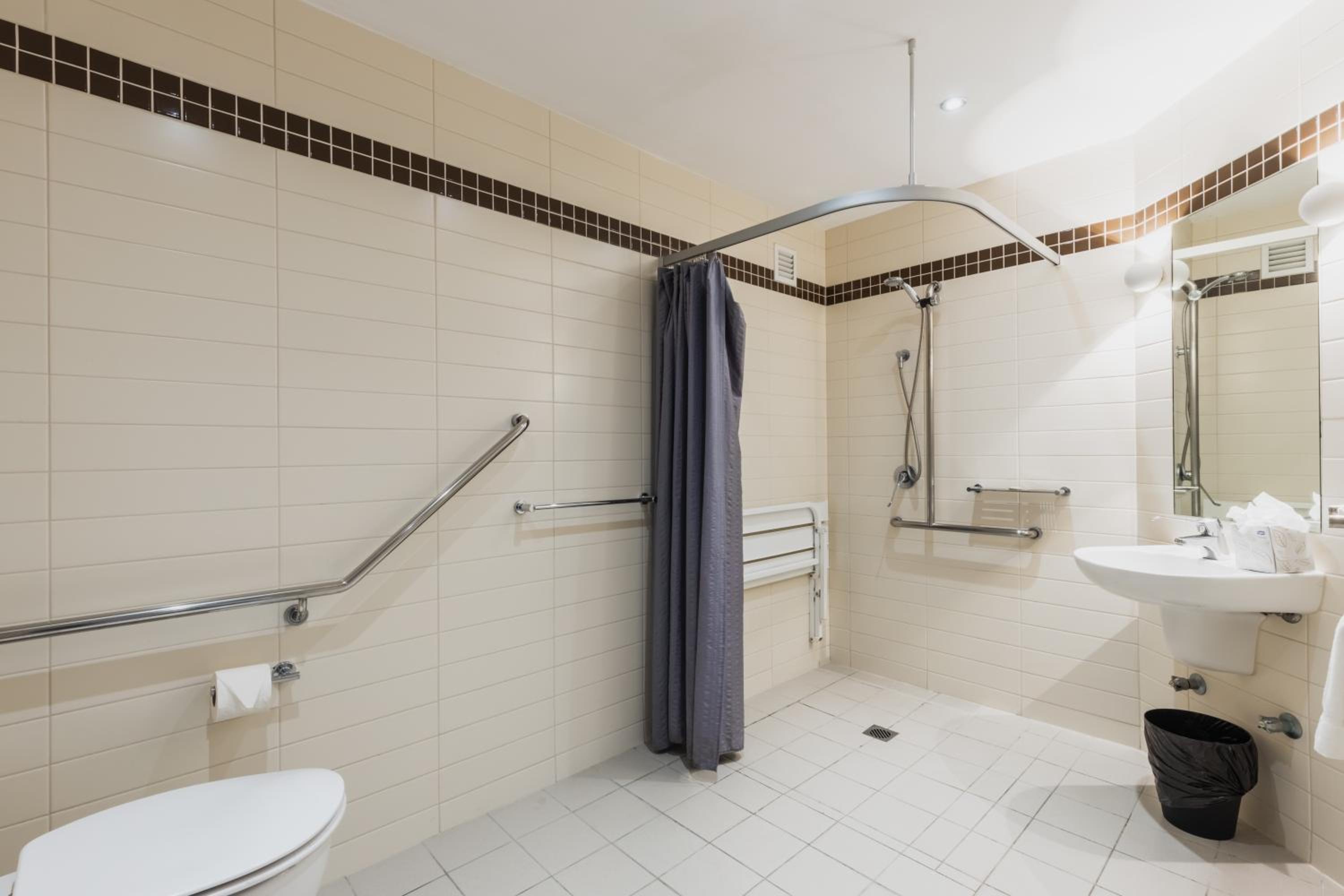 King Room with Roll-In Shower - Disability Access - Photo 3