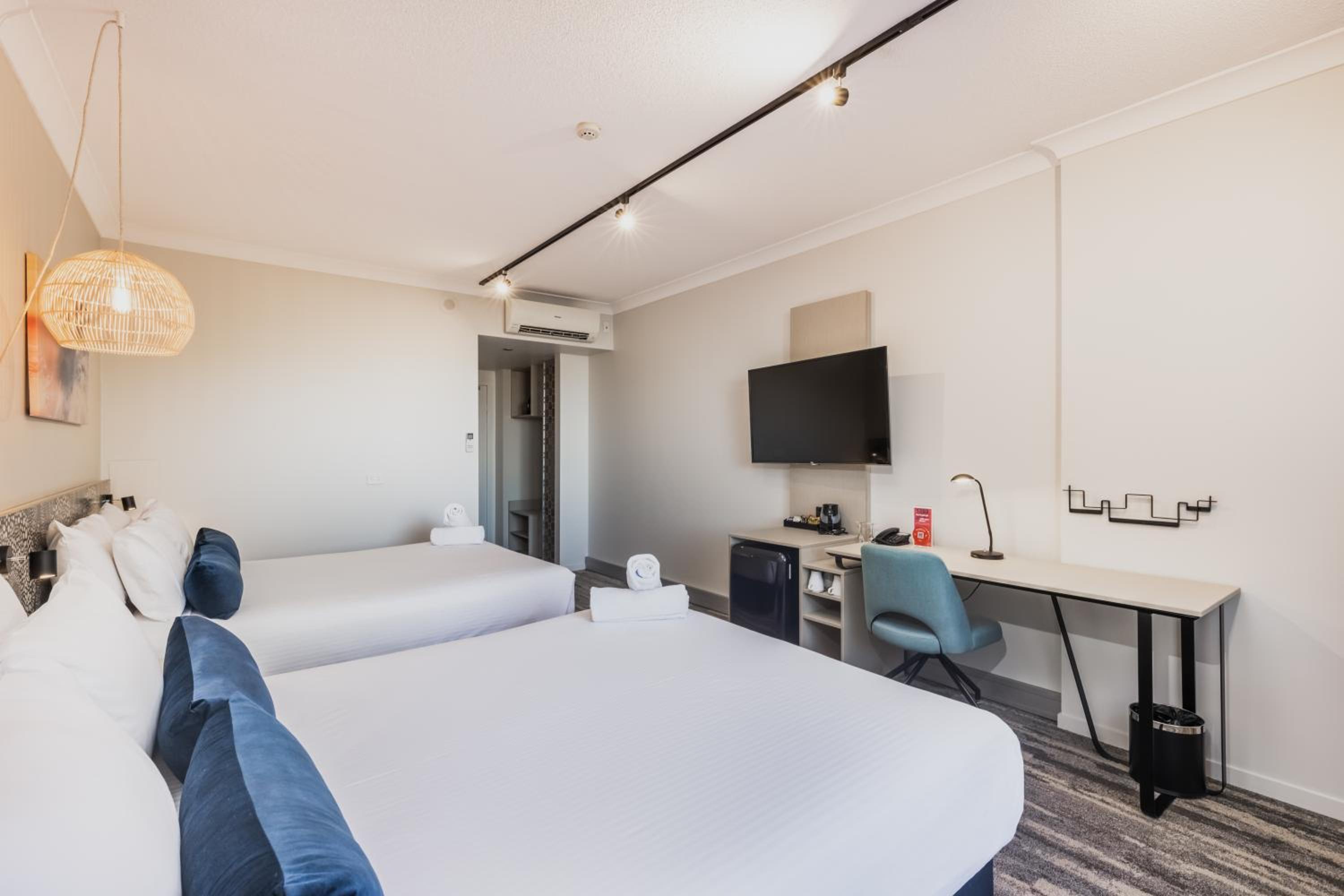 Standard Queen Room with Two Queen Beds - Photo 8