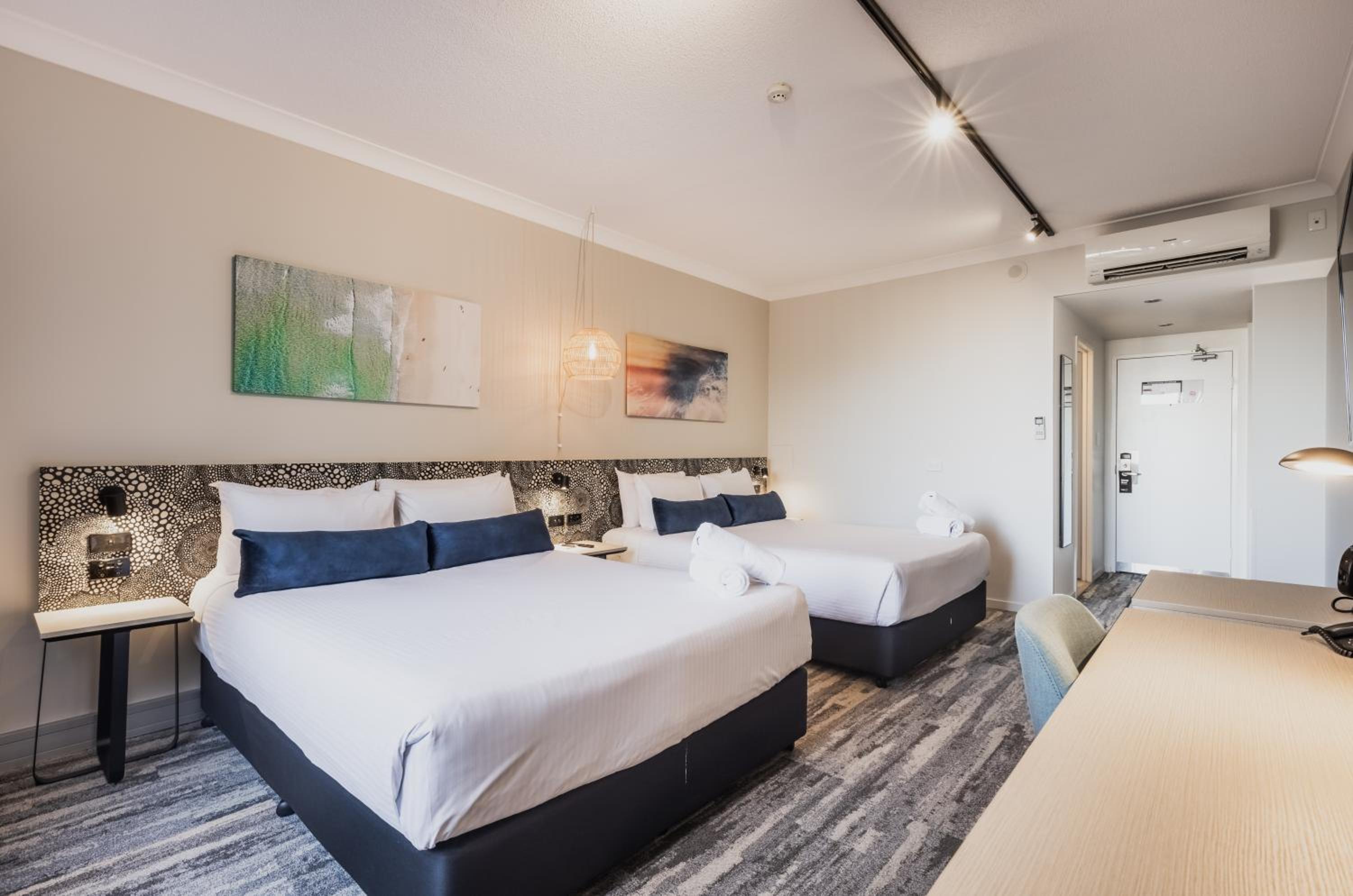 Standard Queen Room with Two Queen Beds - Photo 3