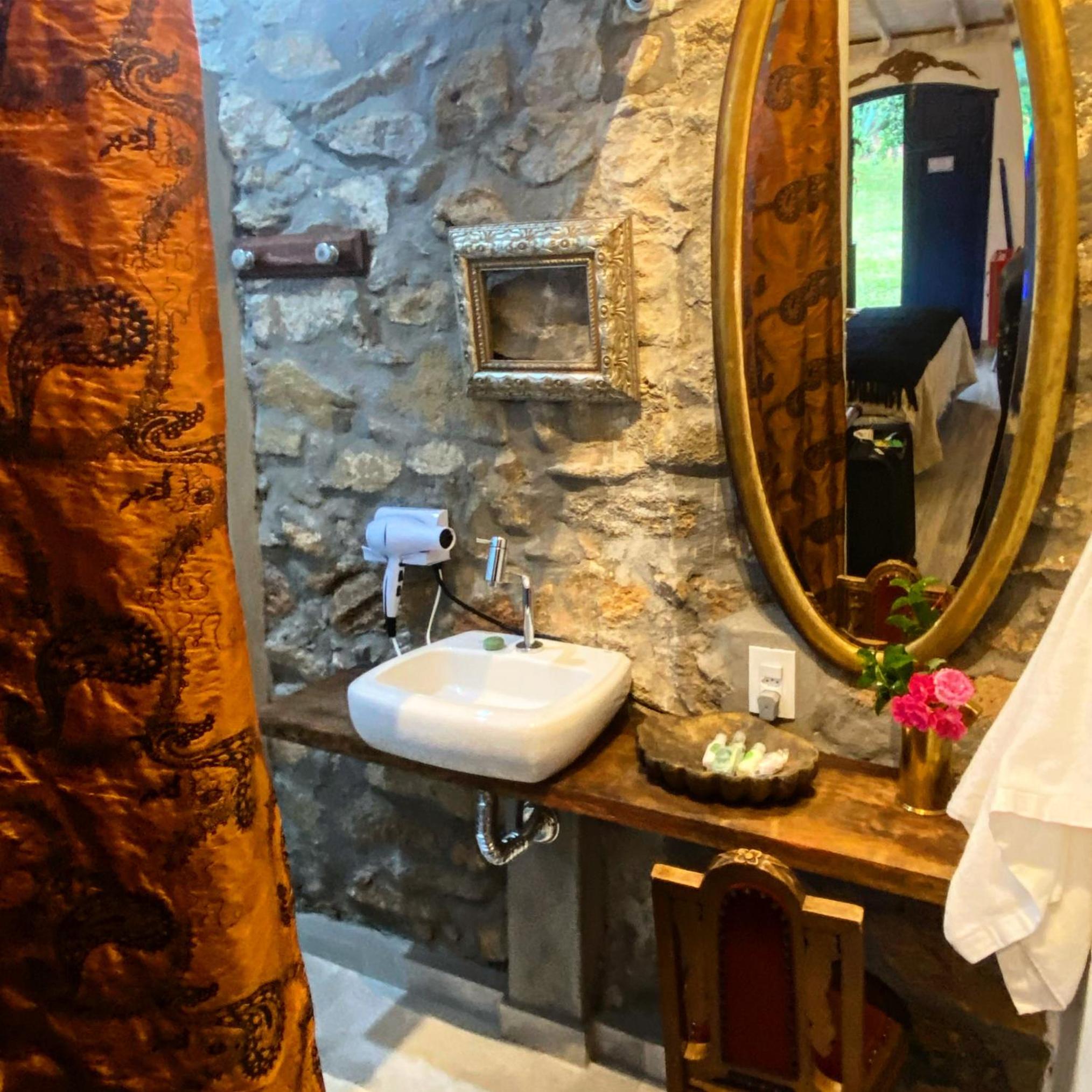 Standard King Room - Photo 10