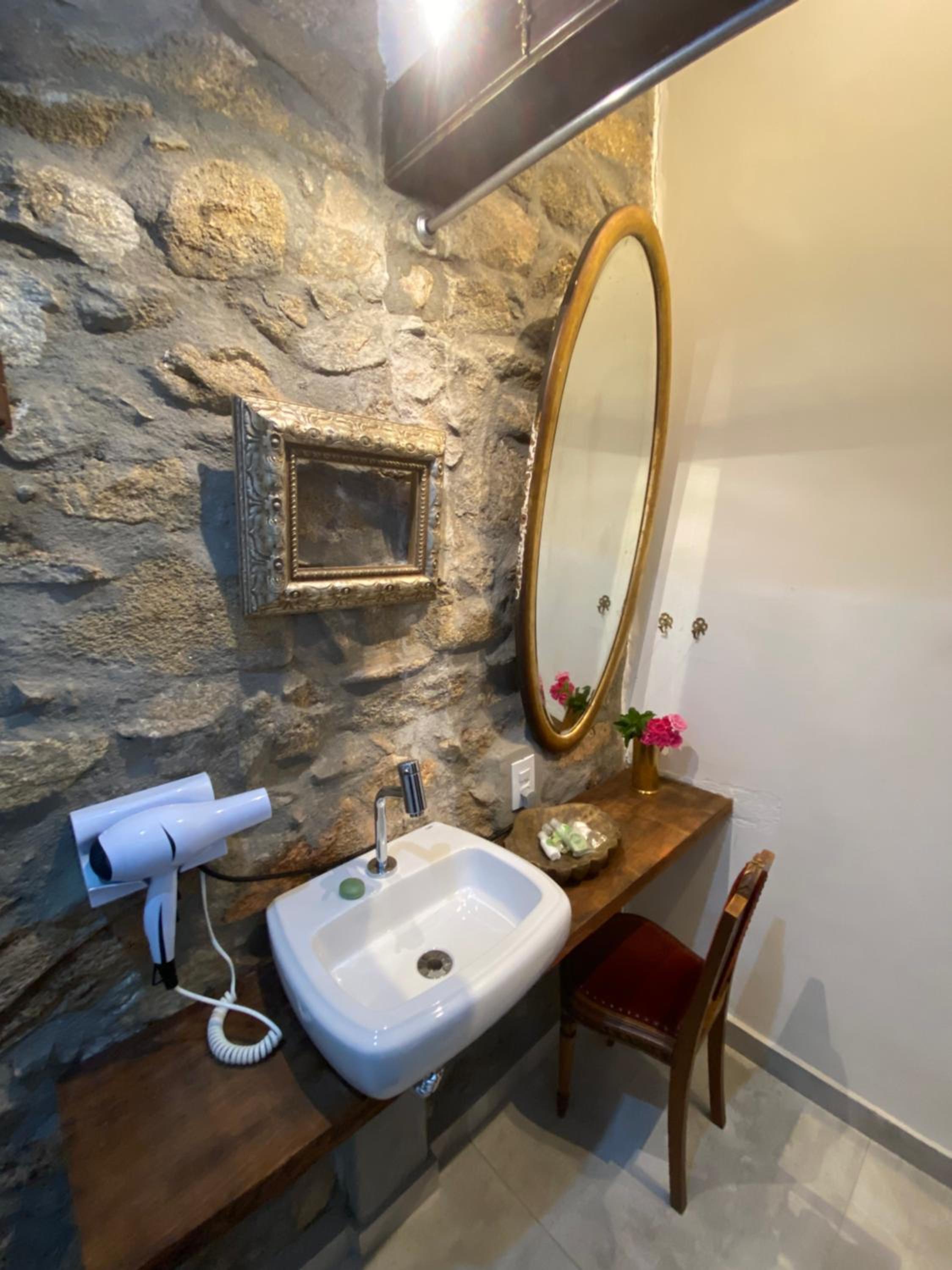 Standard King Room - Photo 8