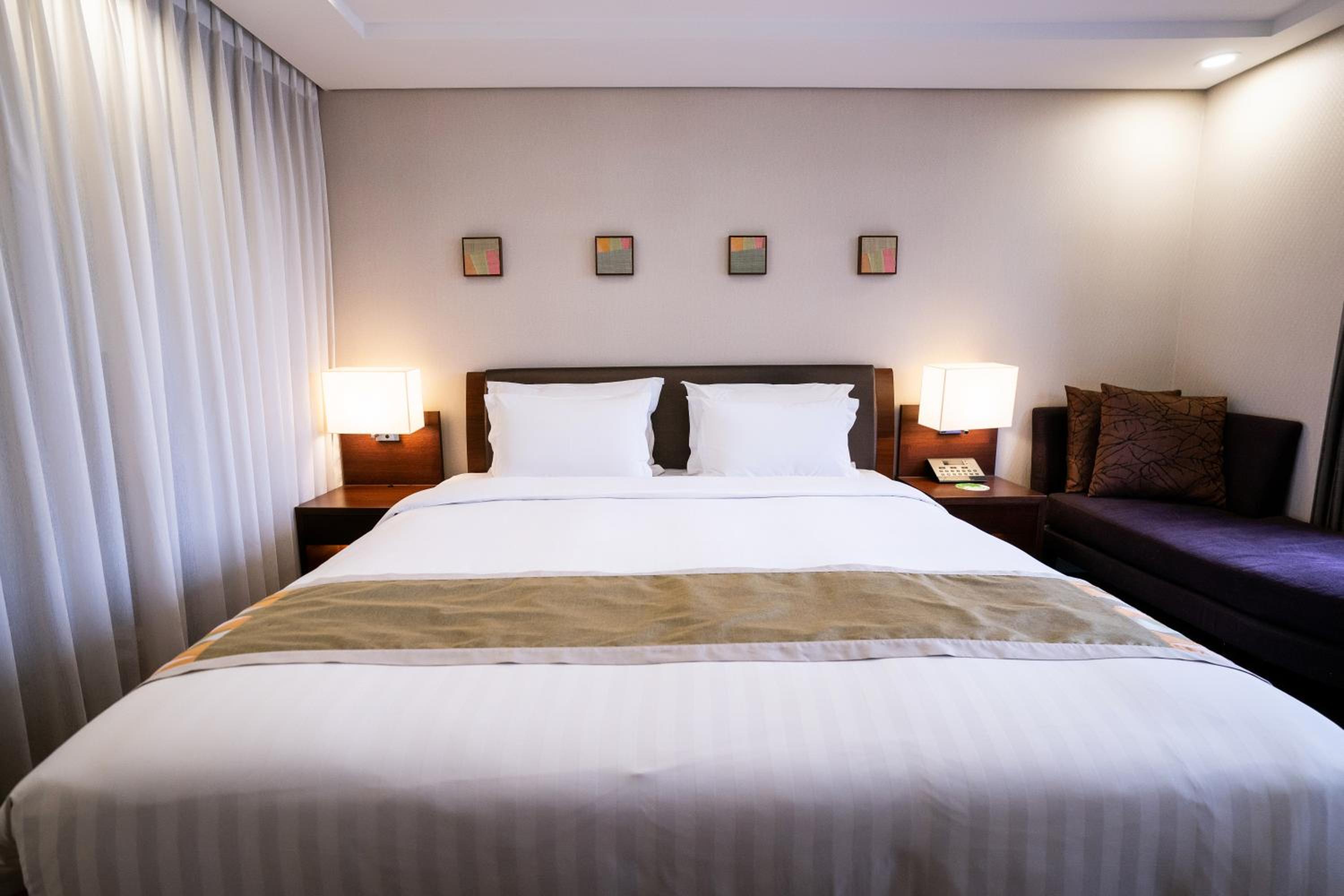 Standard Double Room with Bath - Photo 3