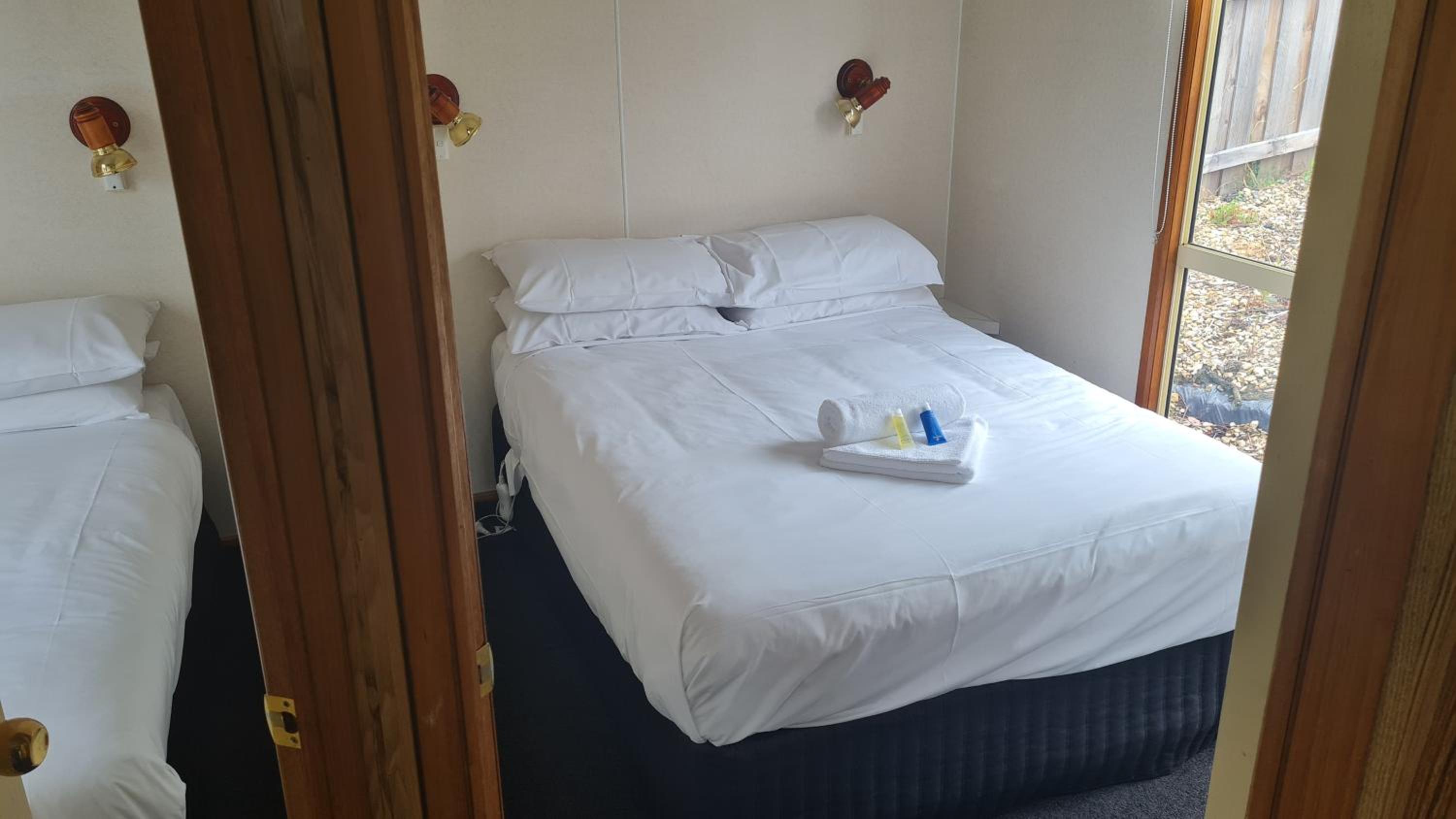 Standard Cabin - Double - Sleeps 4 photo 3