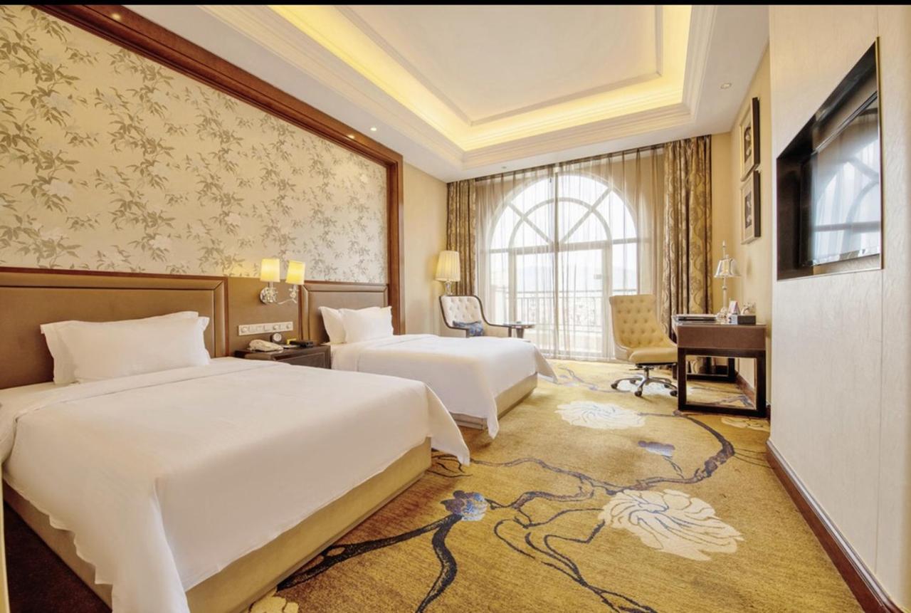 Deluxe Room with Two Twin Beds and Lake View Room, Non-Smoking photo 2