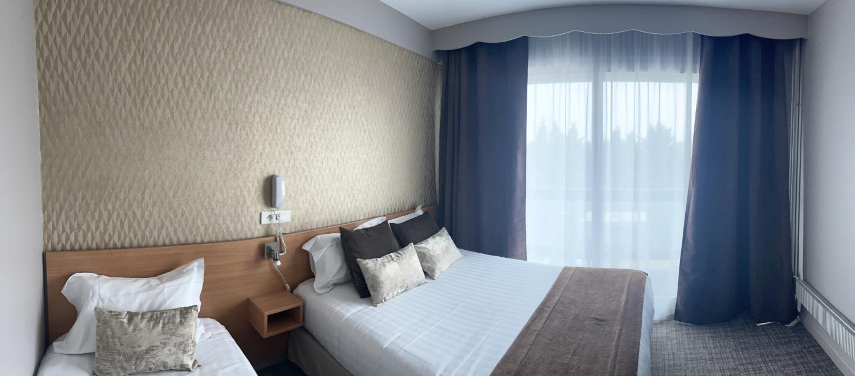 Triple Room (1 Double Bed + 1 Single Bed) - Photo 4