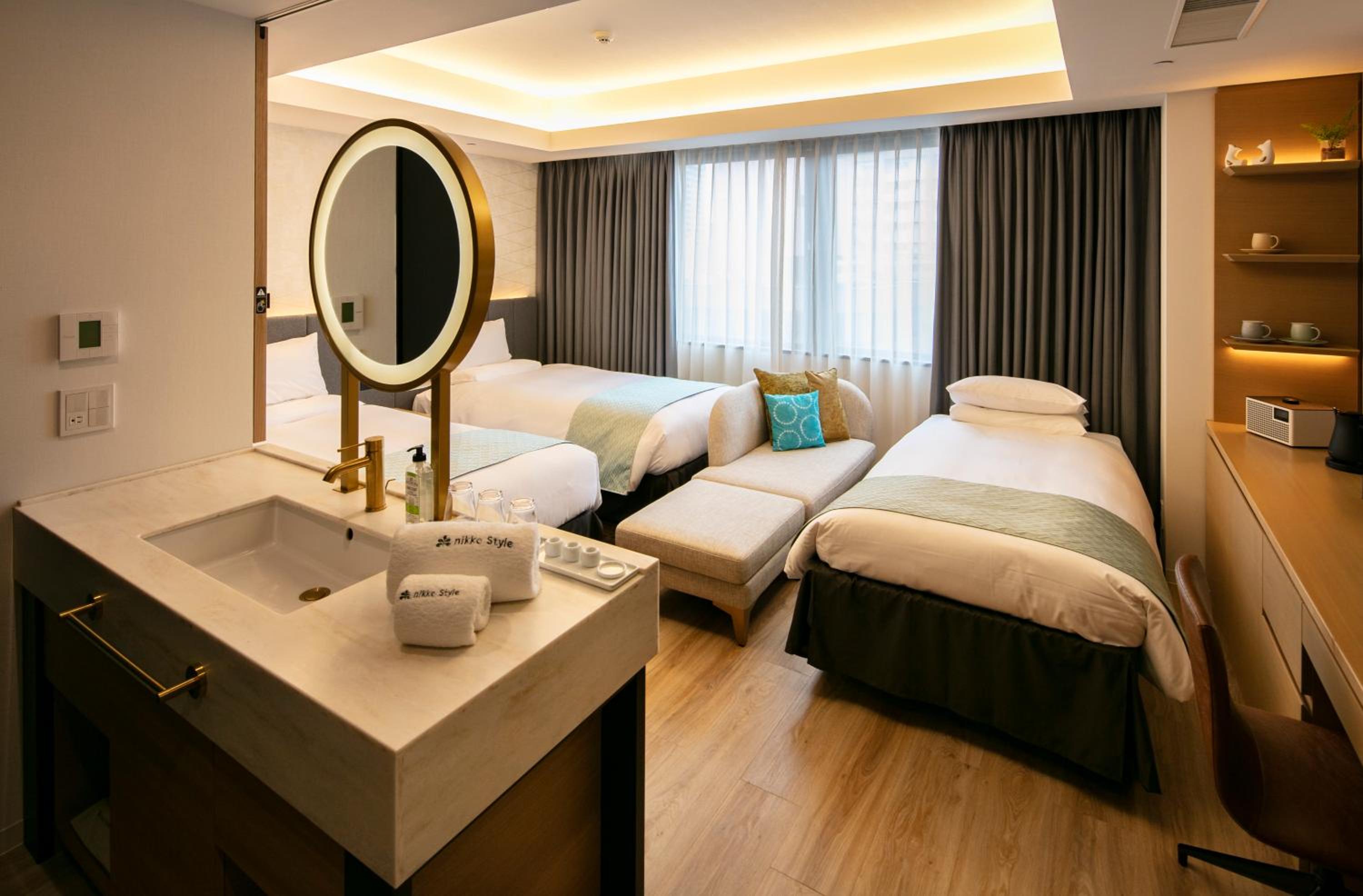 Premier Twin Room with Extra Bed - Photo 1