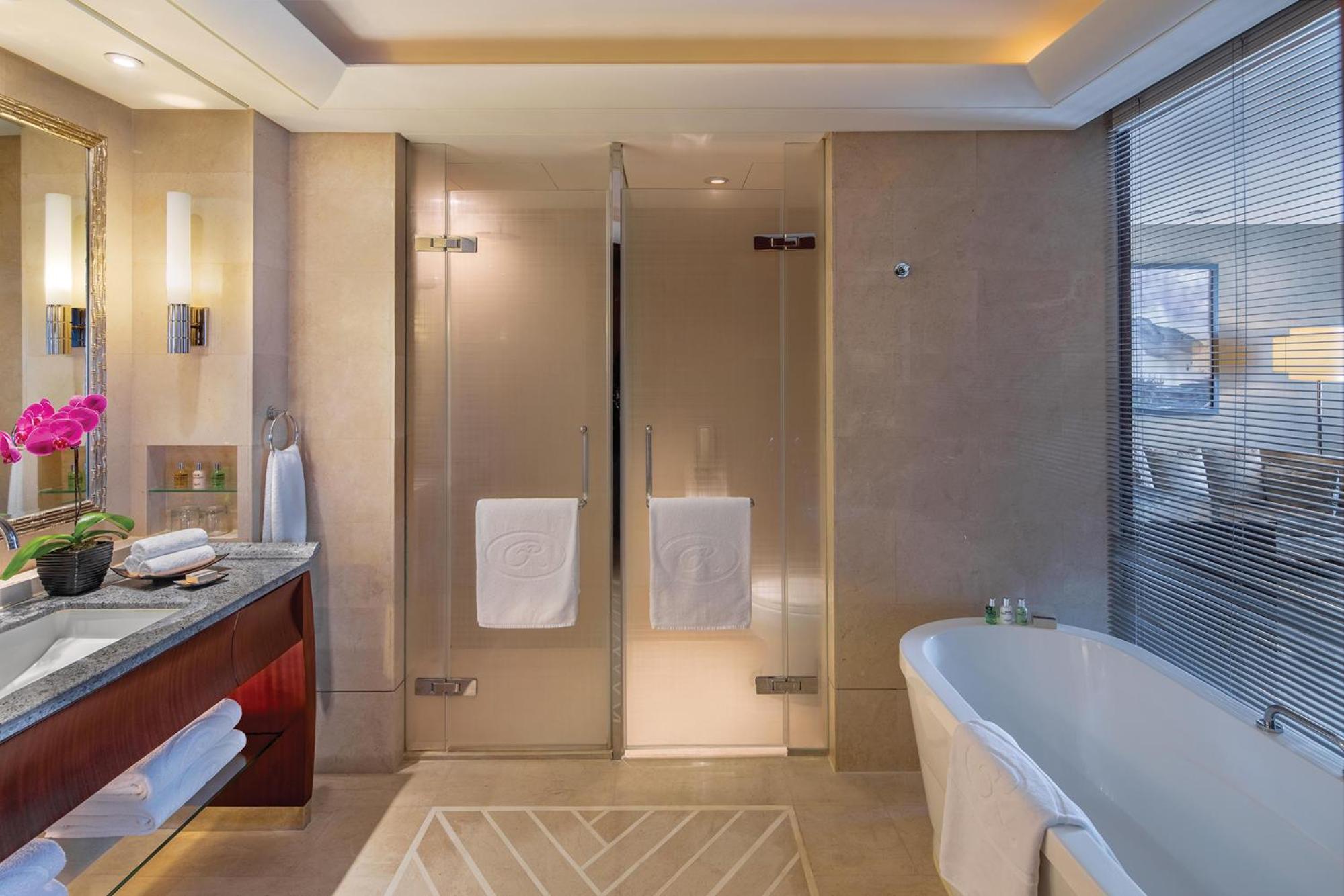 Premium King Room - Photo 2
