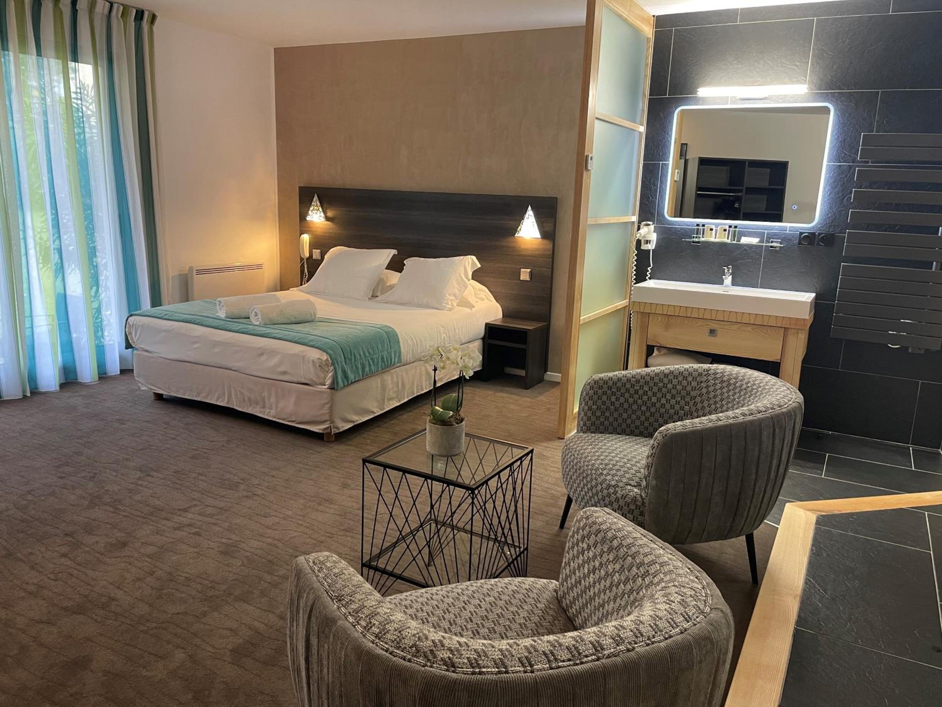 Suite with Spa Bath photo 1