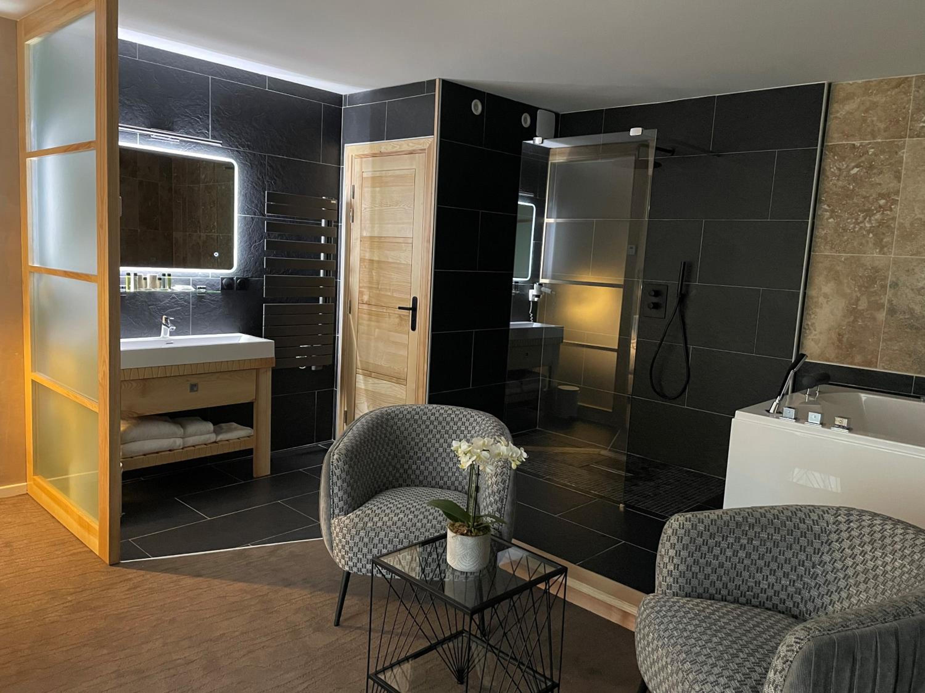 Suite with Spa Bath photo 2