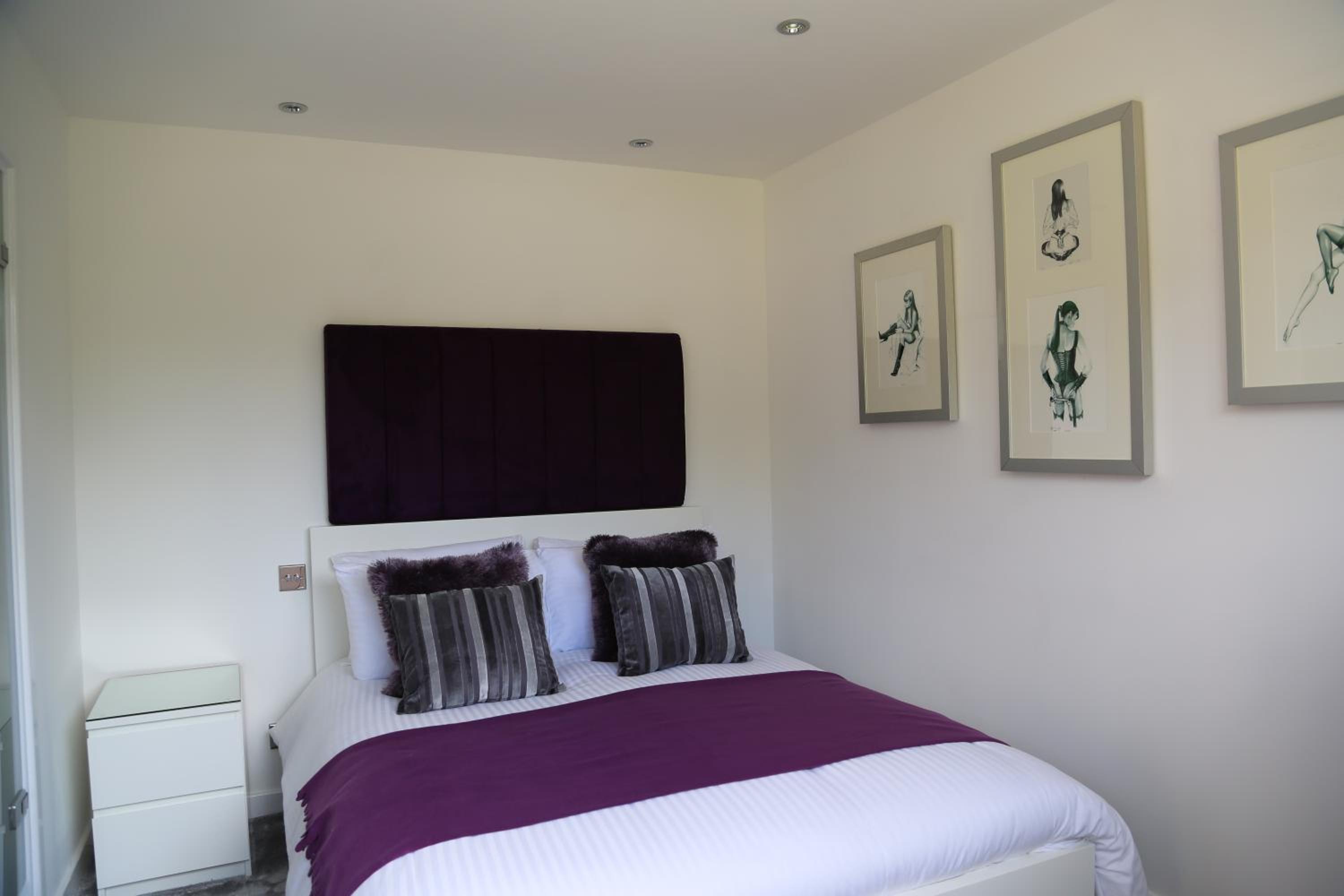 Classic Double Room with Shower - Photo 3