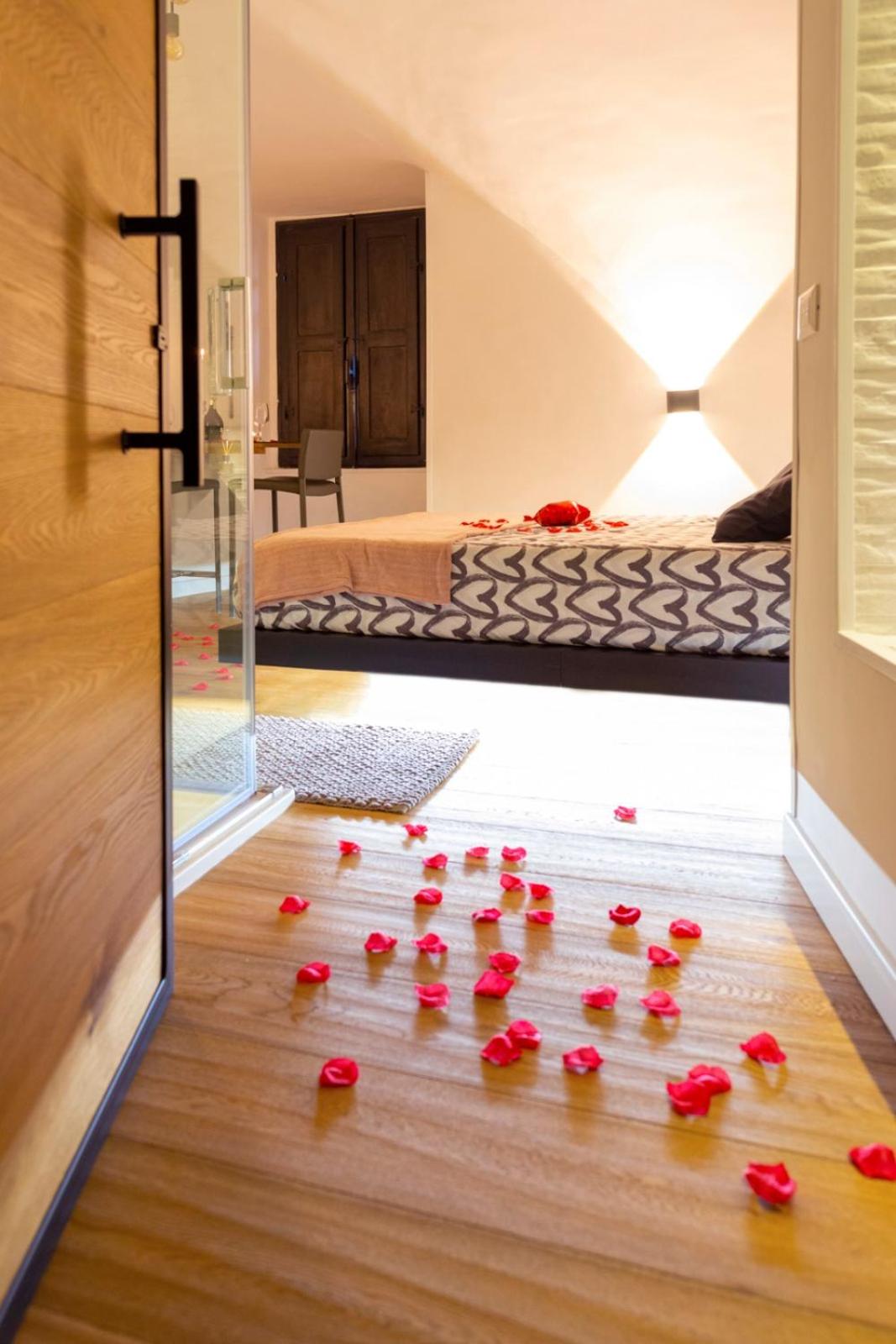 Deluxe King Room - Photo 9