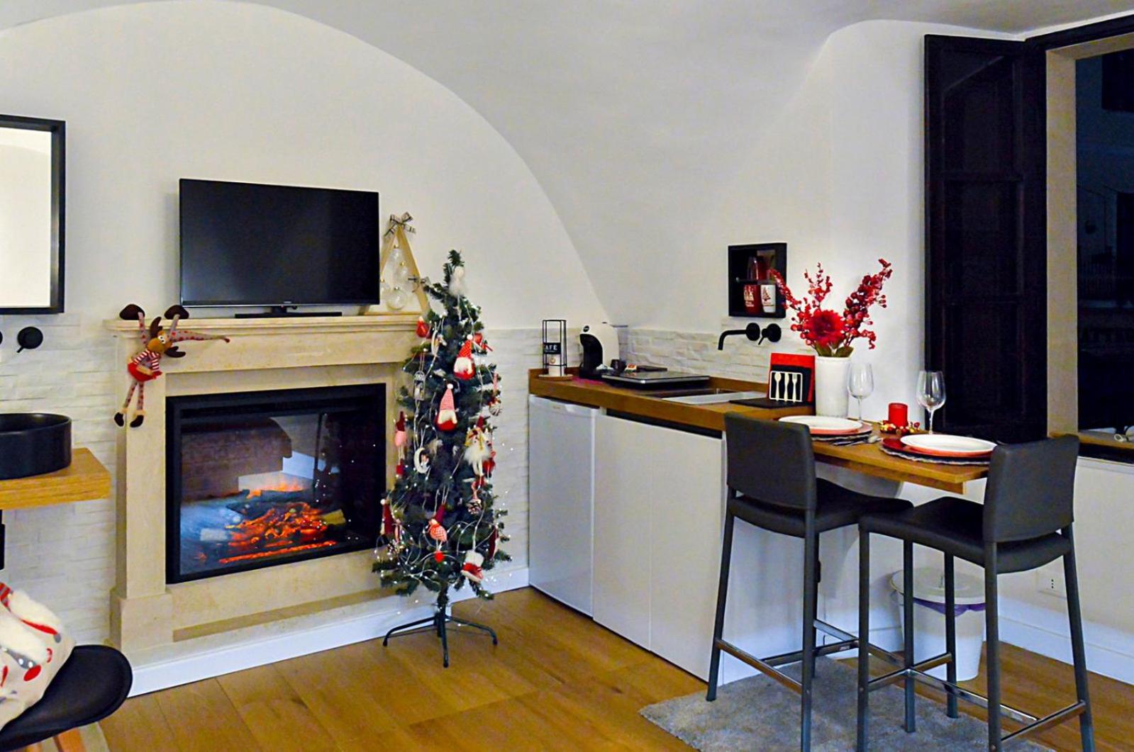 Deluxe King Room - Photo 7