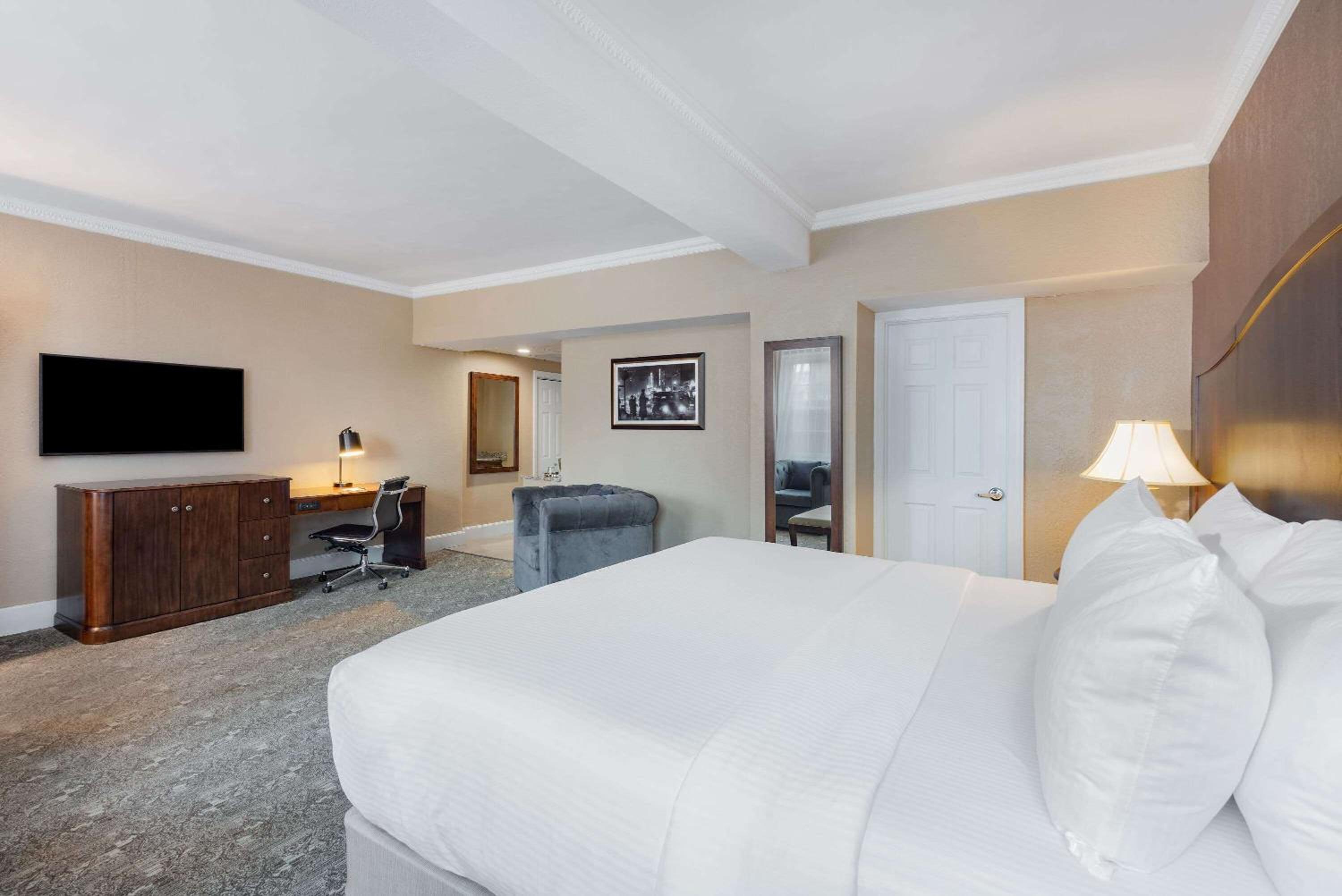 King Room with City View - Non-Smoking