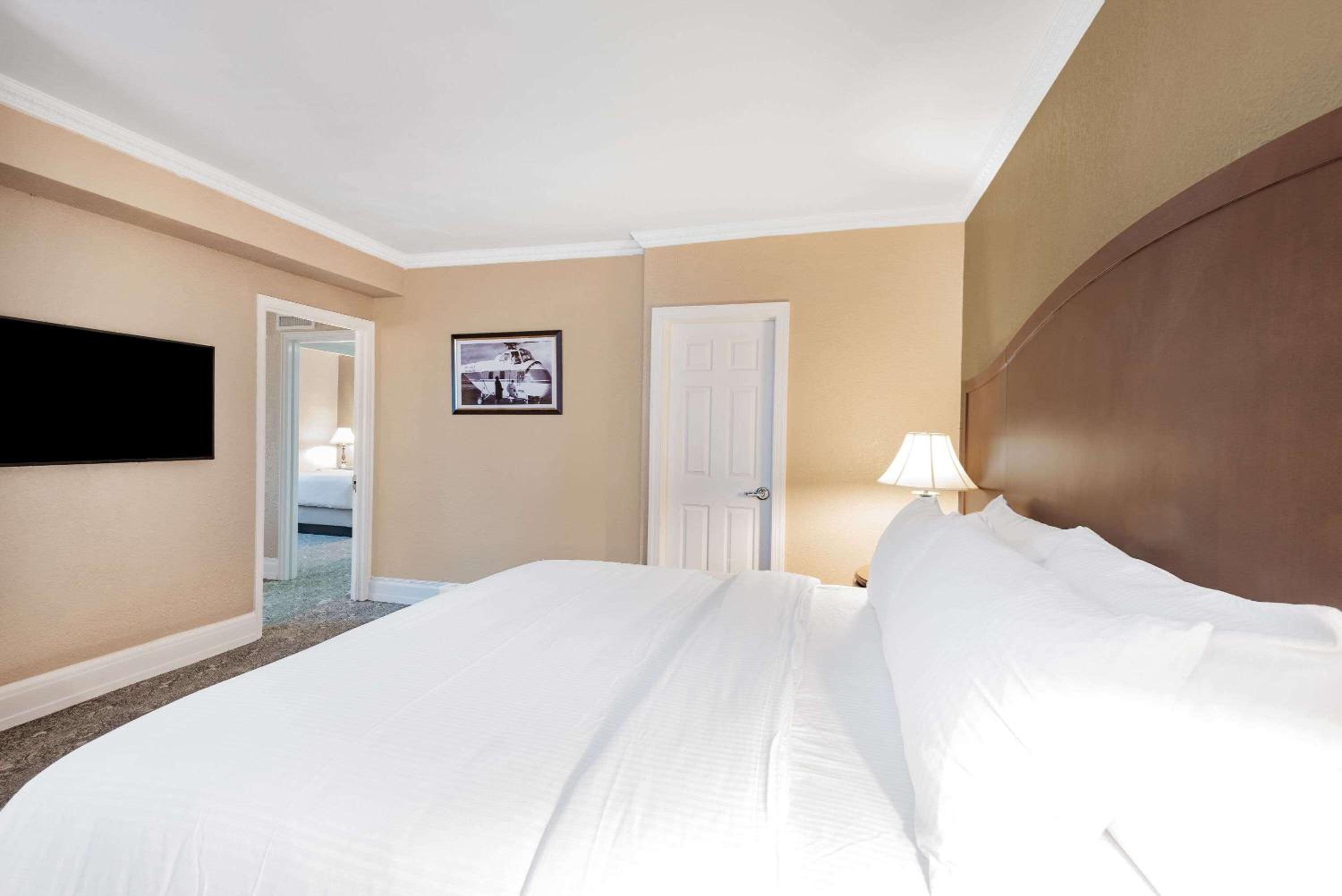 1 King Bed and 1 Queen Bed, Two Bedroom Suite, Non-Smoking