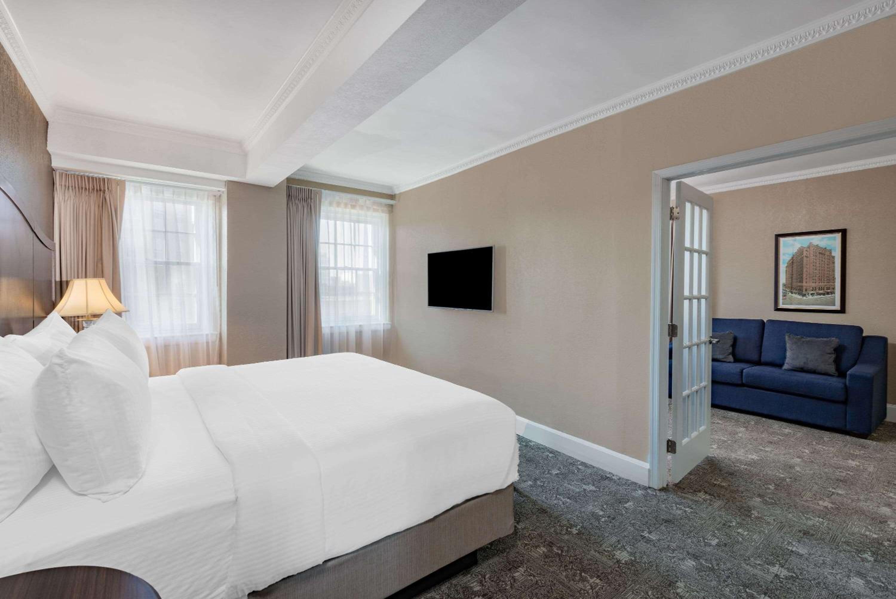 One-Bedroom Superior King Suite - Non-Smoking