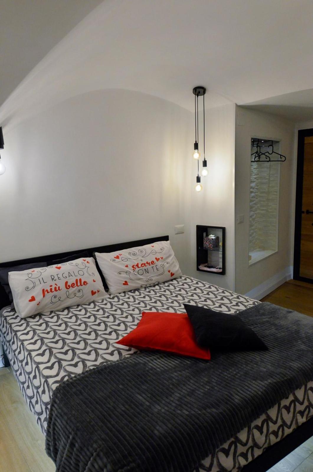 Deluxe King Room - Photo 8